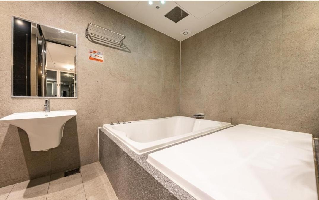 King Room with Spa Bath - Photo 6