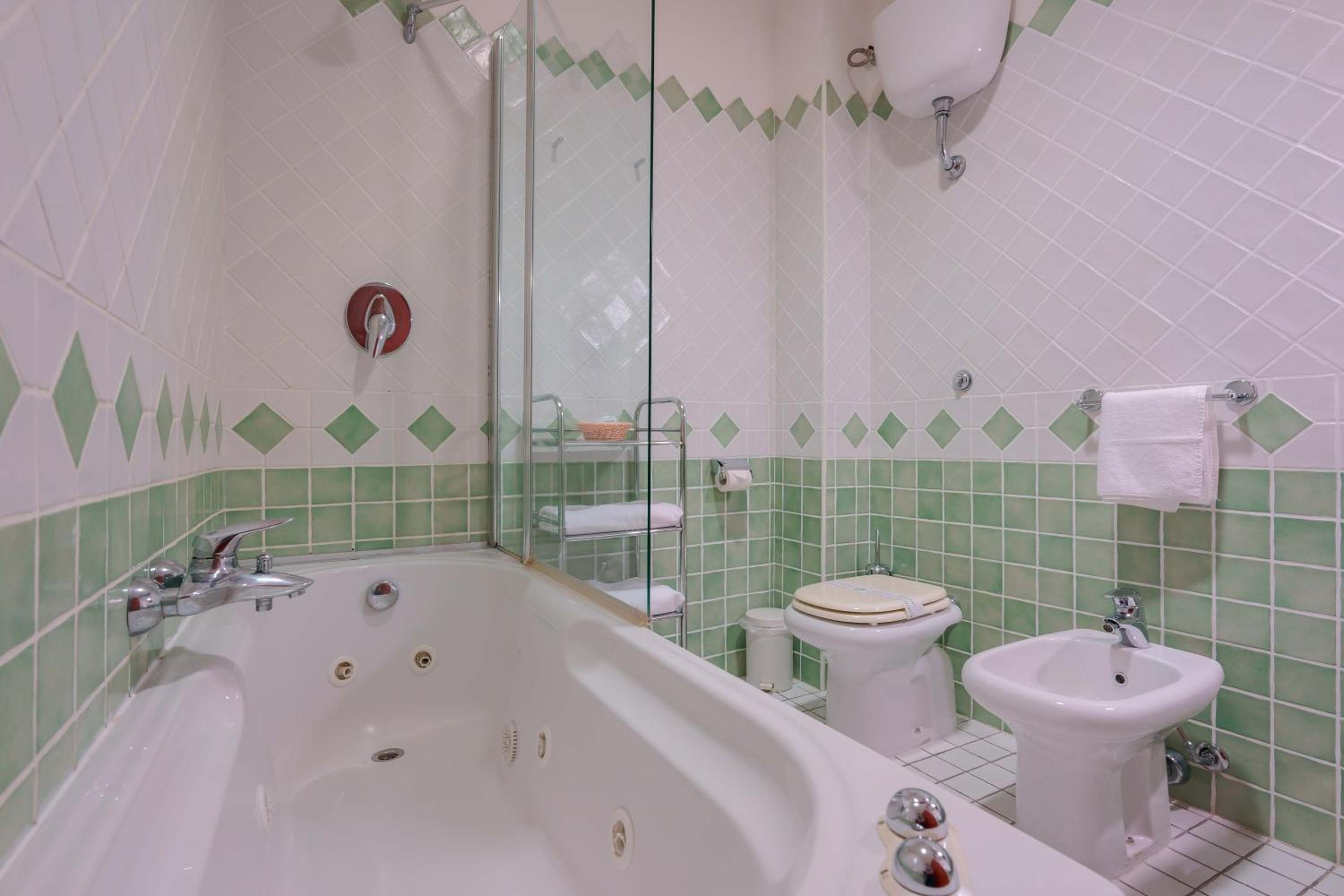 Suite - Photo 11