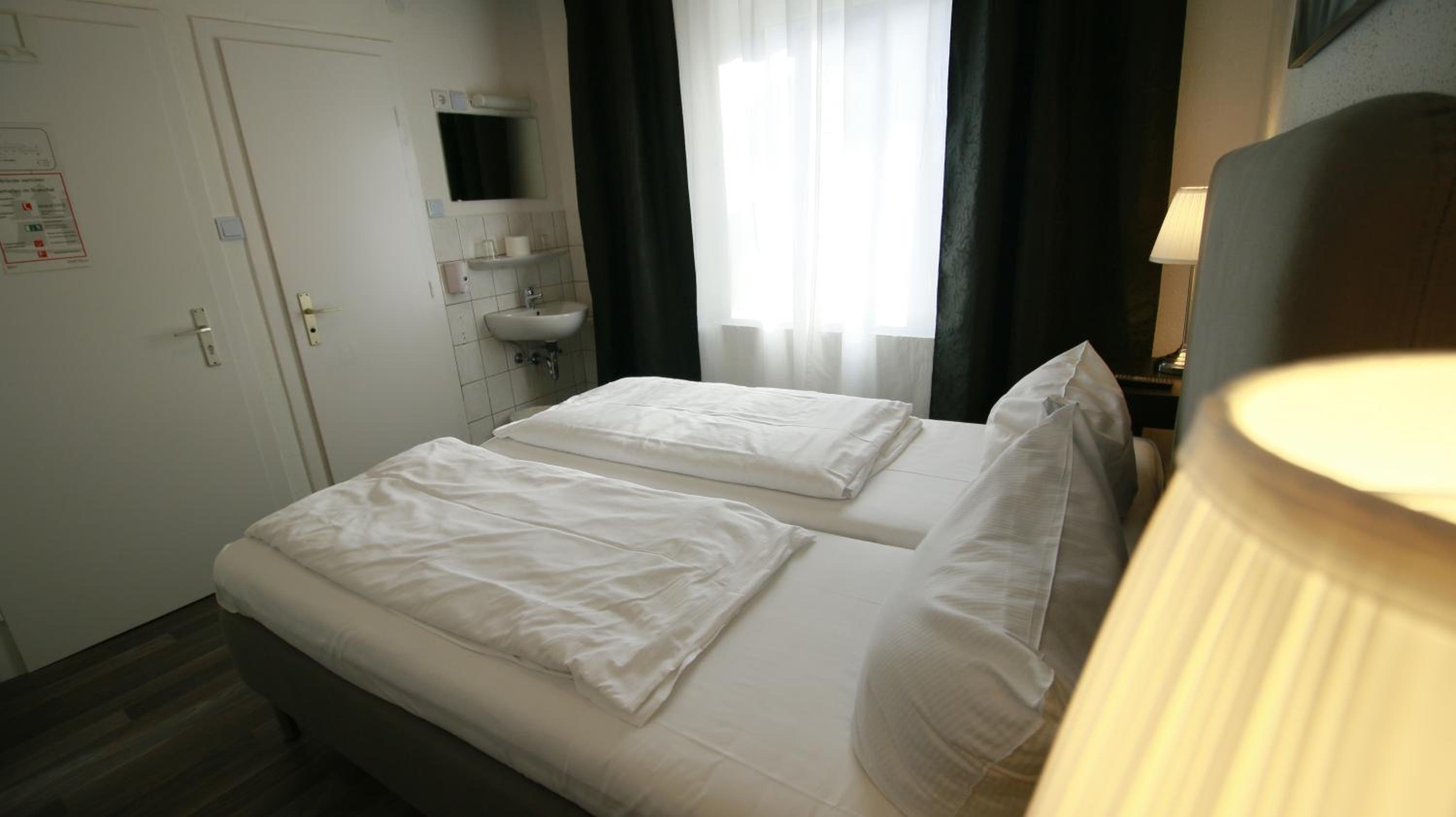 Small Double Room - Photo 1
