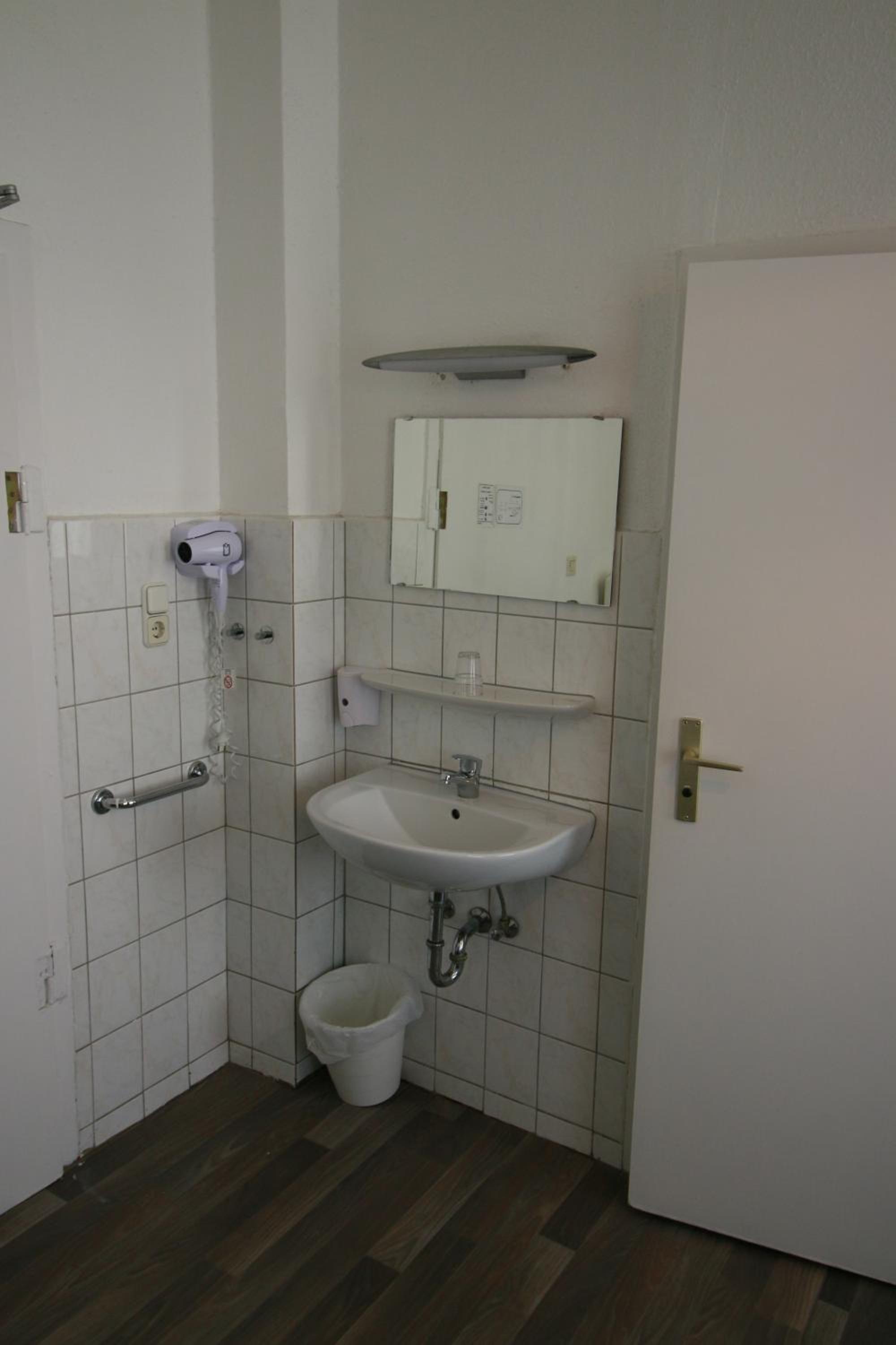 Double Room - Photo 8