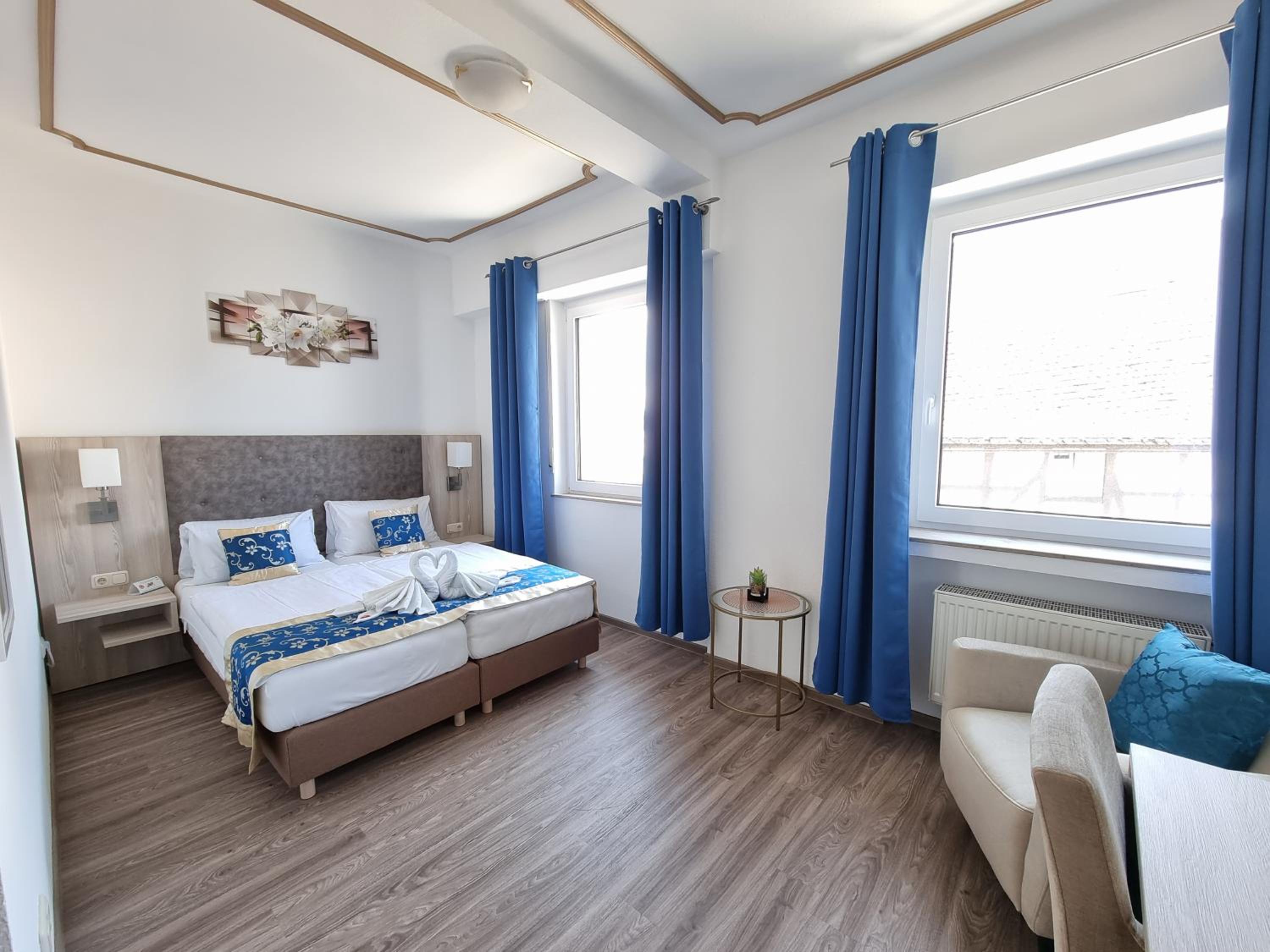 Deluxe Double Room (2 Adults + 1 Child) - Photo 6