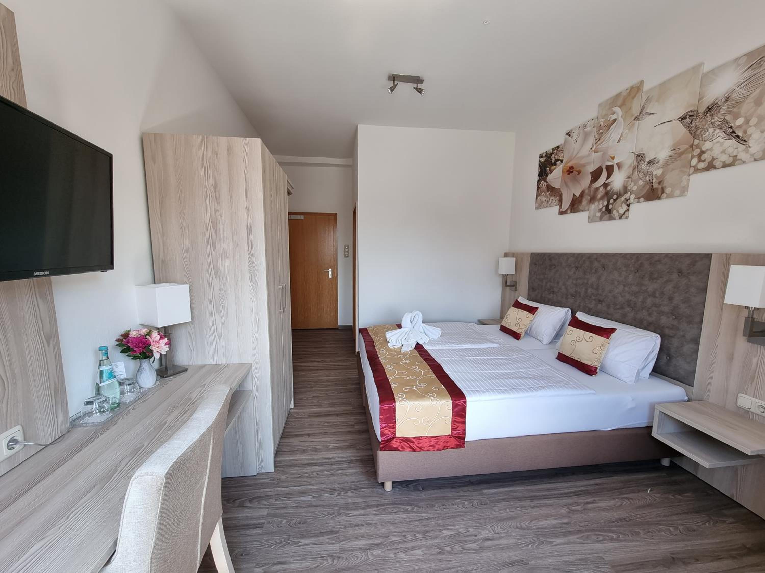 Deluxe Double Room (2 Adults + 1 Child) - Photo 3
