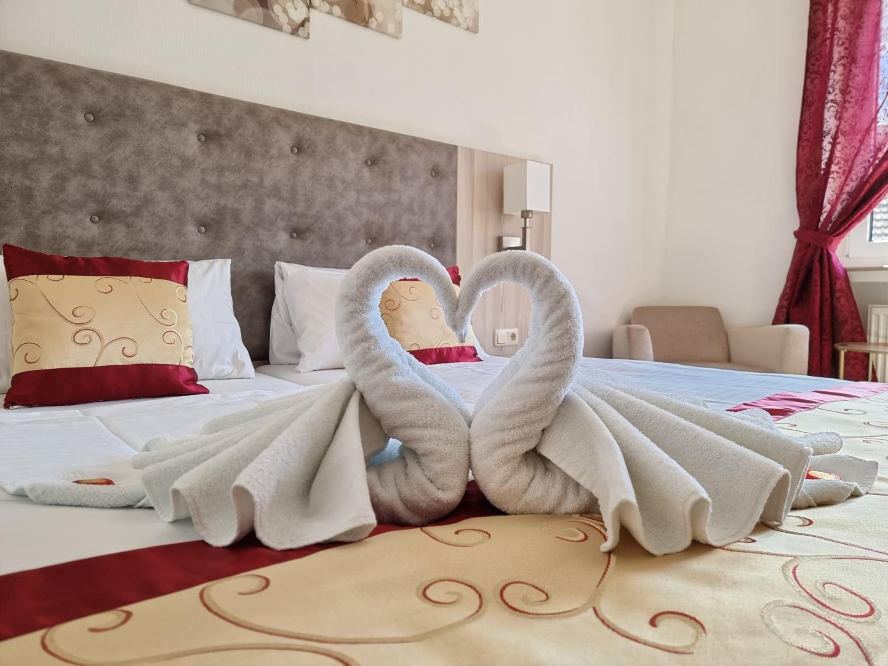 Deluxe Double Room (2 Adults + 1 Child) - Photo 4