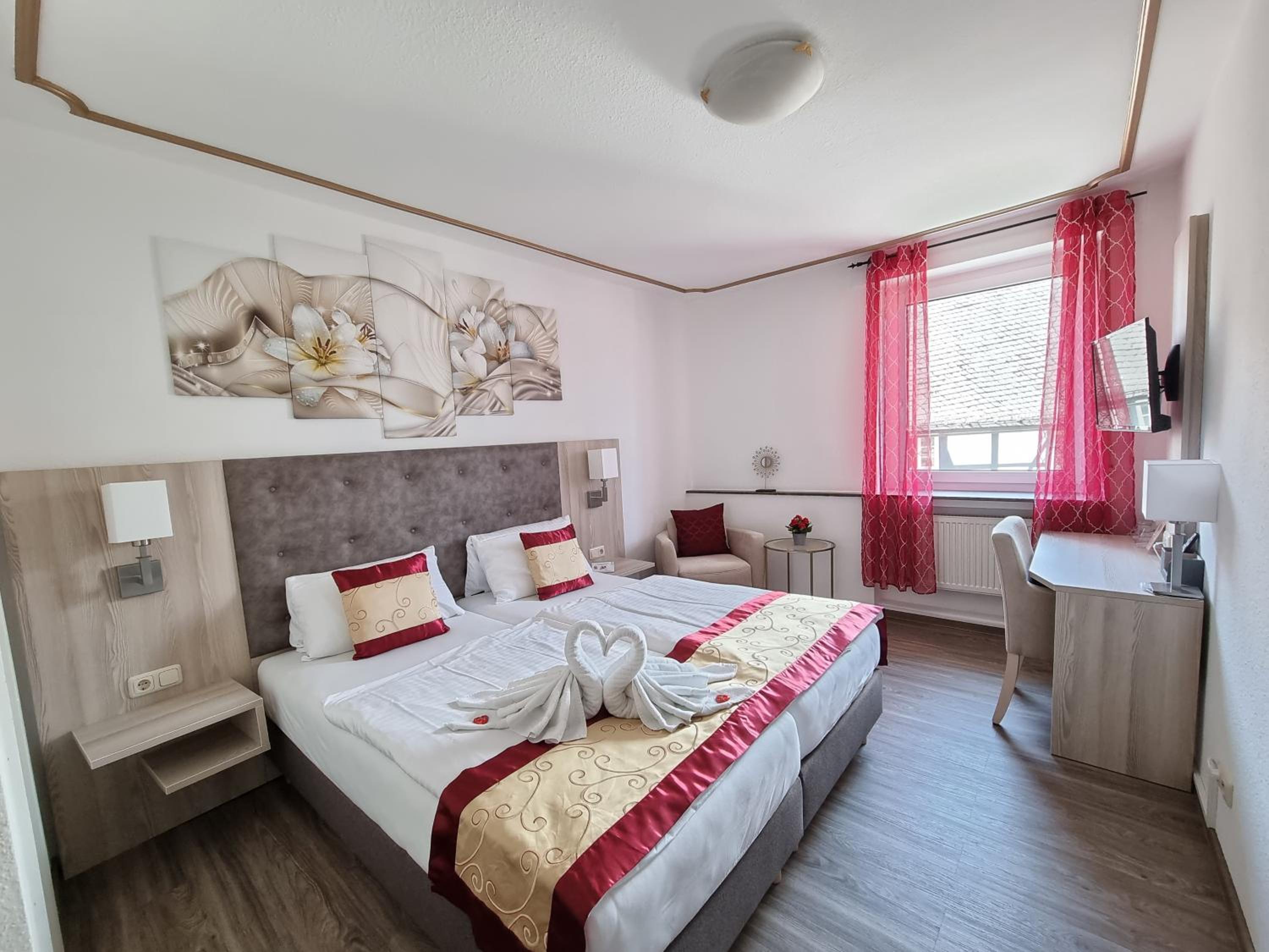 Deluxe Double Room (2 Adults + 1 Child) - Photo 7