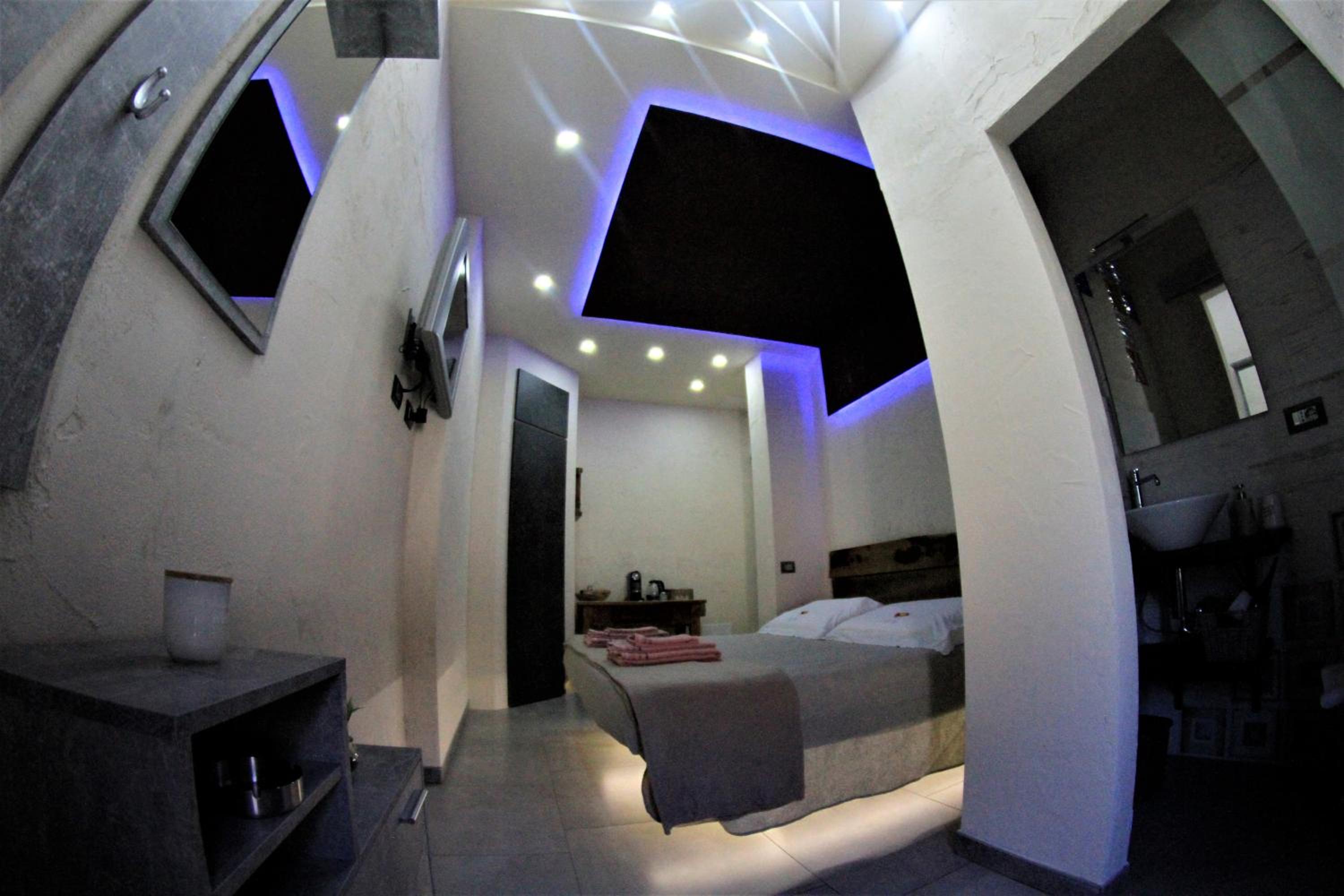 Double Room with Private Bathroom - Photo 13