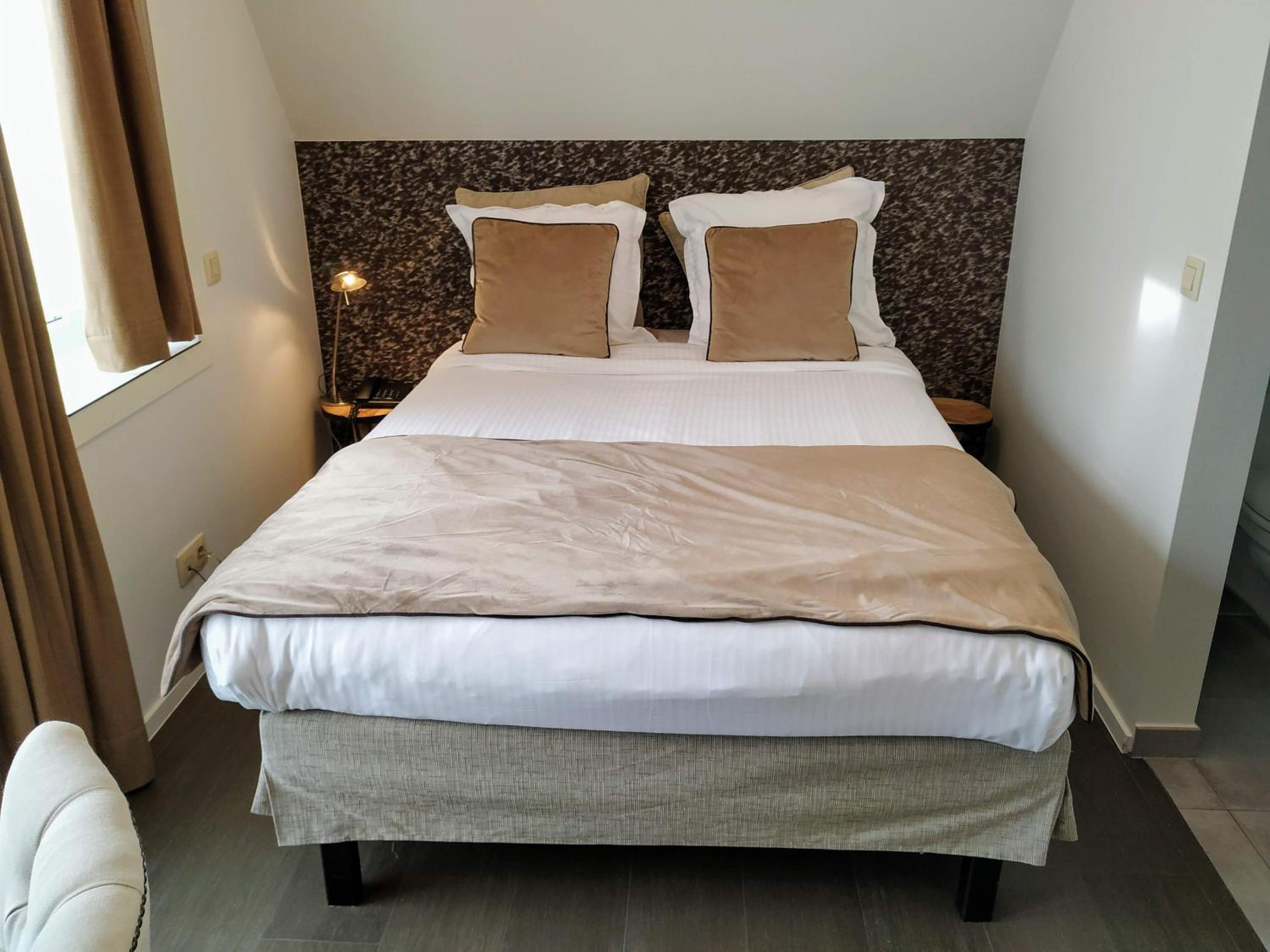 Queen Room photo 2