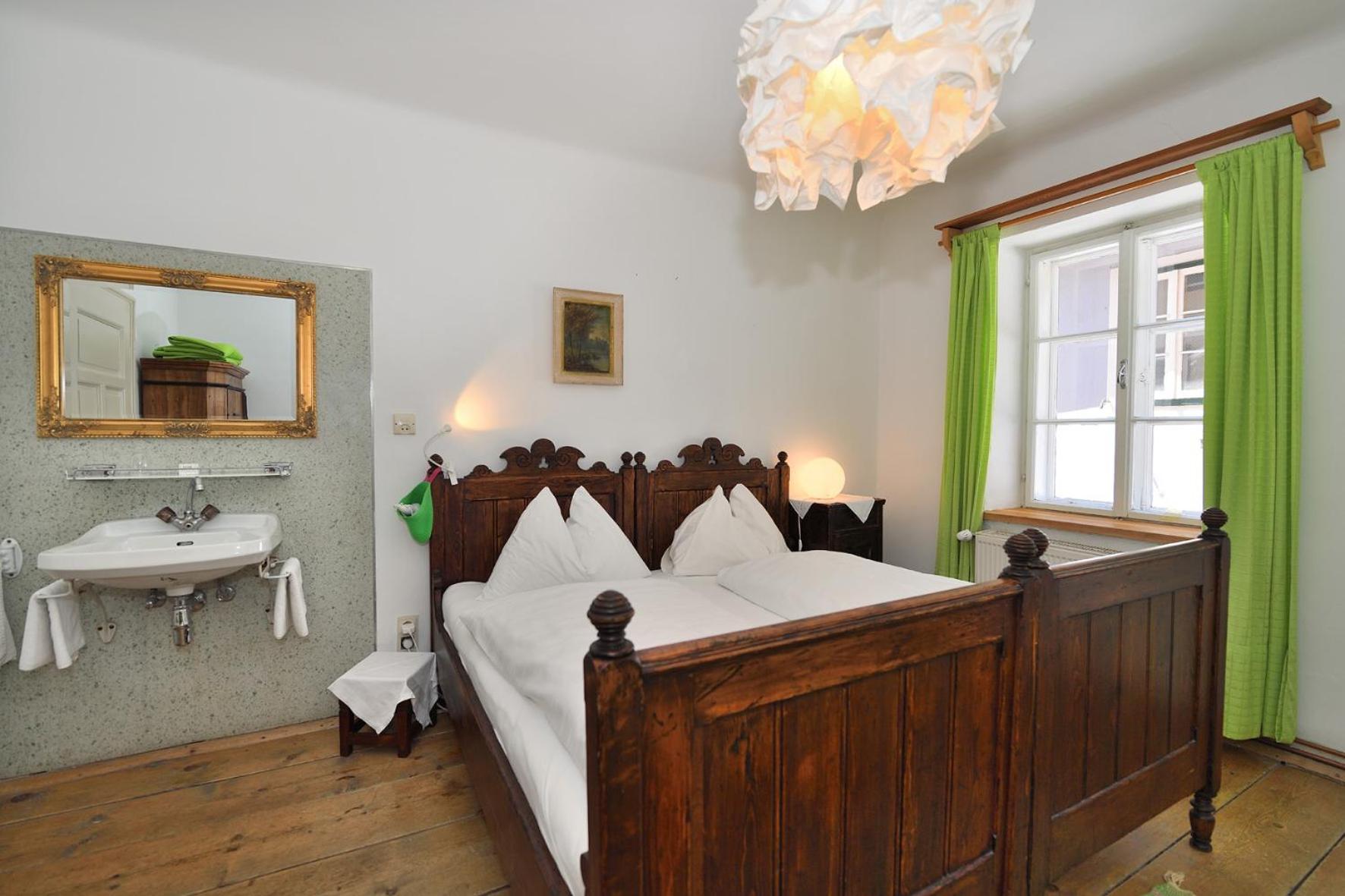 Basic Triple Room with Shared Bathroom photo 1