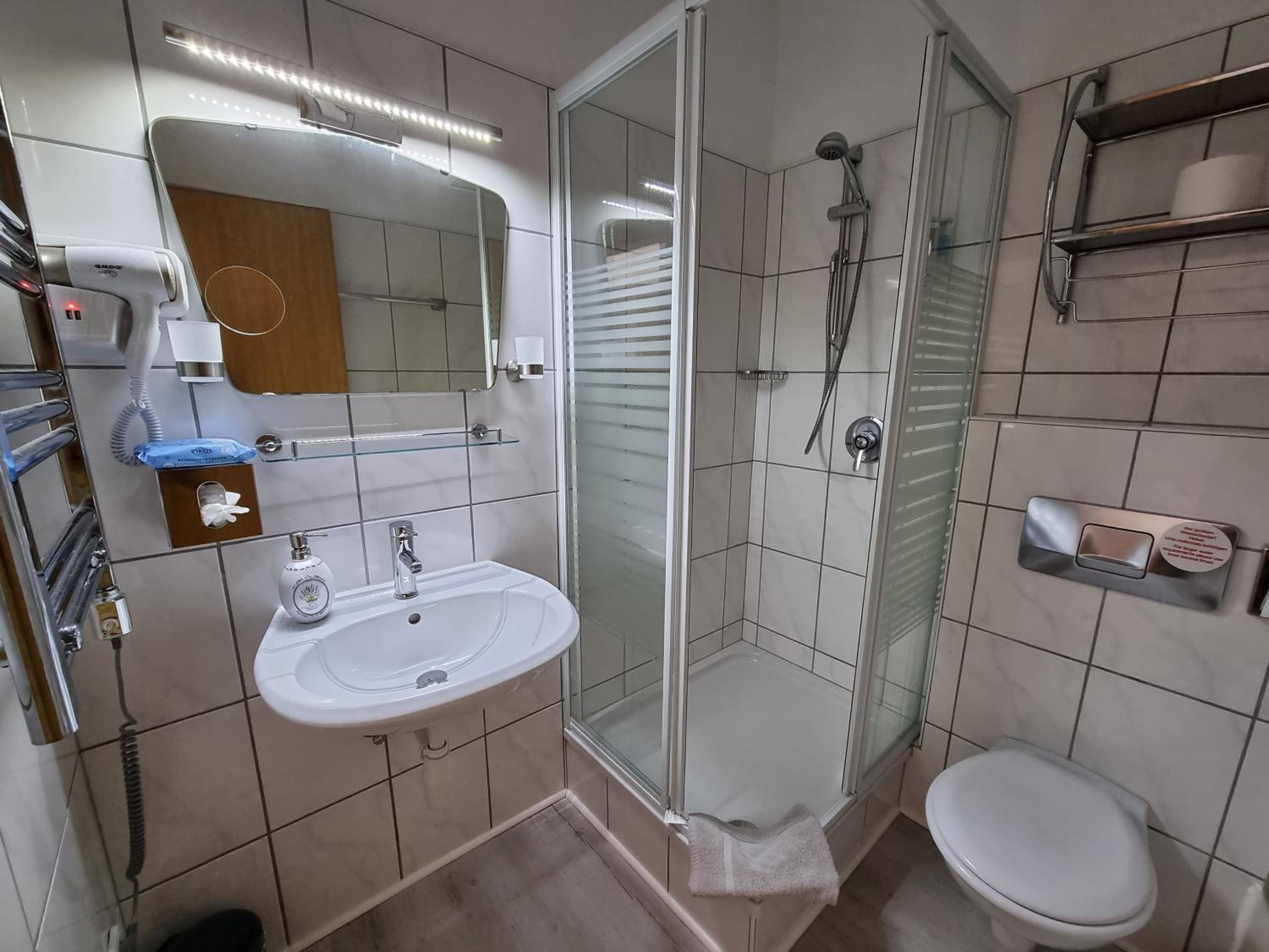 Deluxe Double Room (2 Adults + 1 Child) - Photo 2