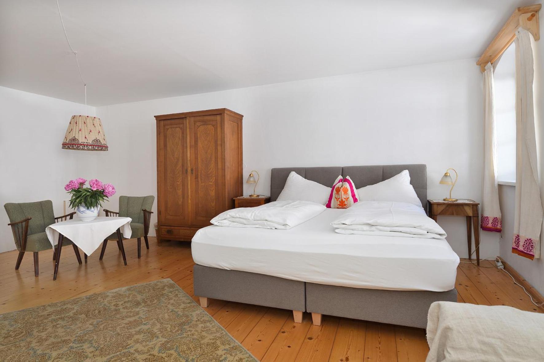 Economy Quadruple Room with Shared Shower and Toilet (no lakeview) photo 1