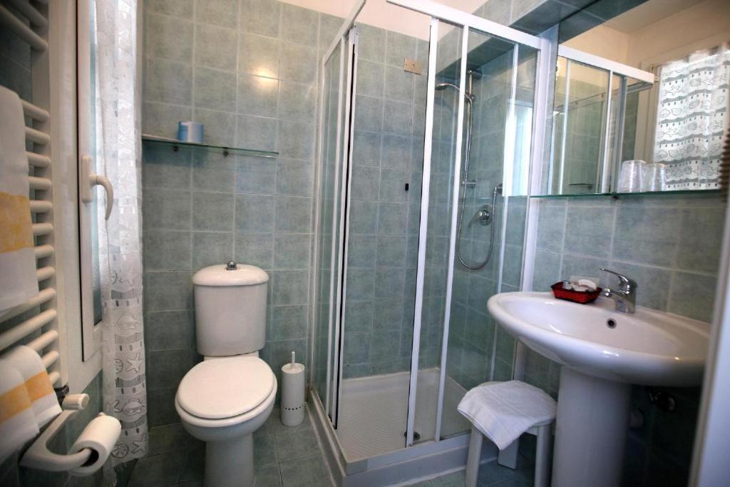 Double or Twin Room - Photo 6
