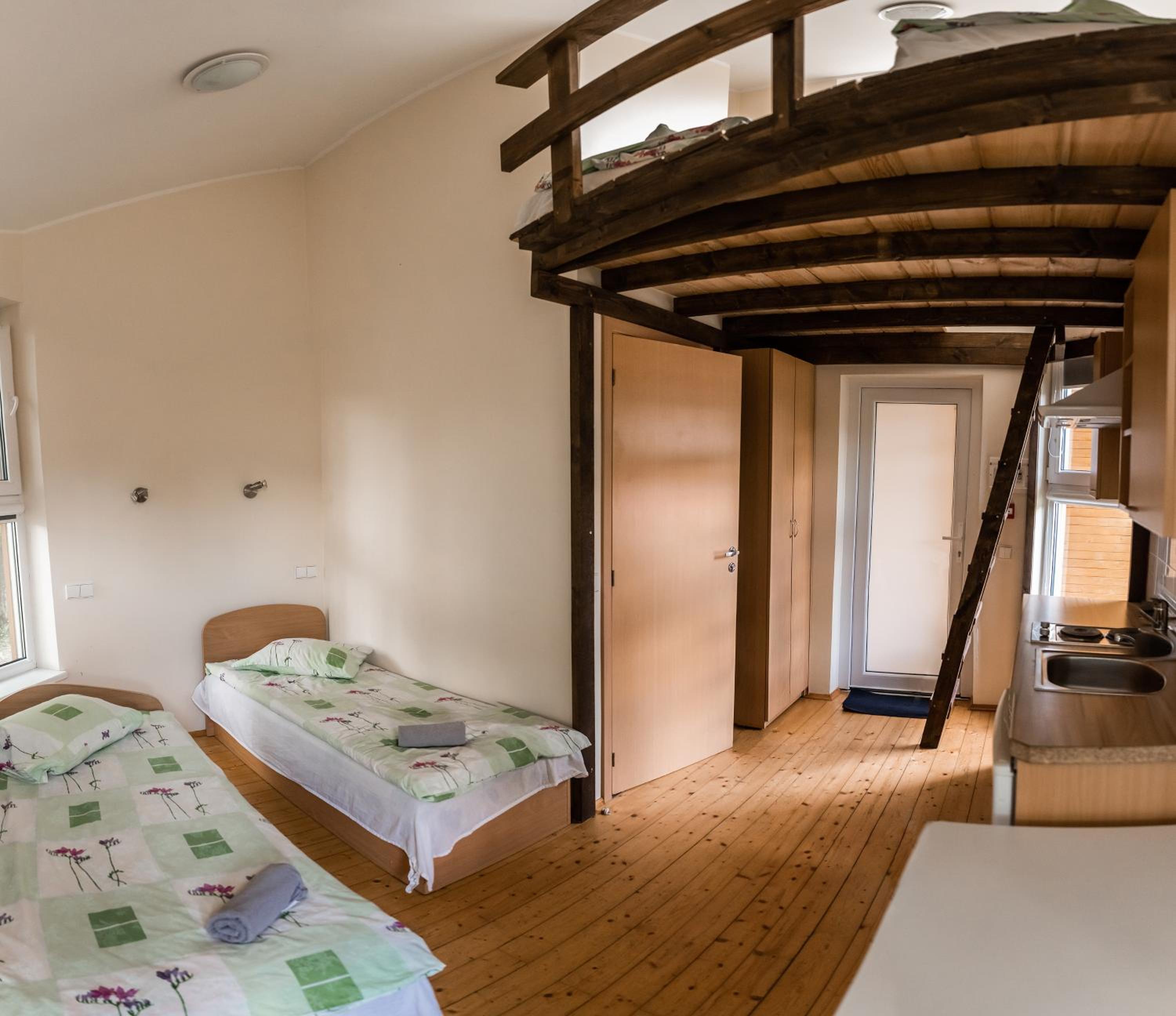 Quadruple Room with Bathroom - Photo 4