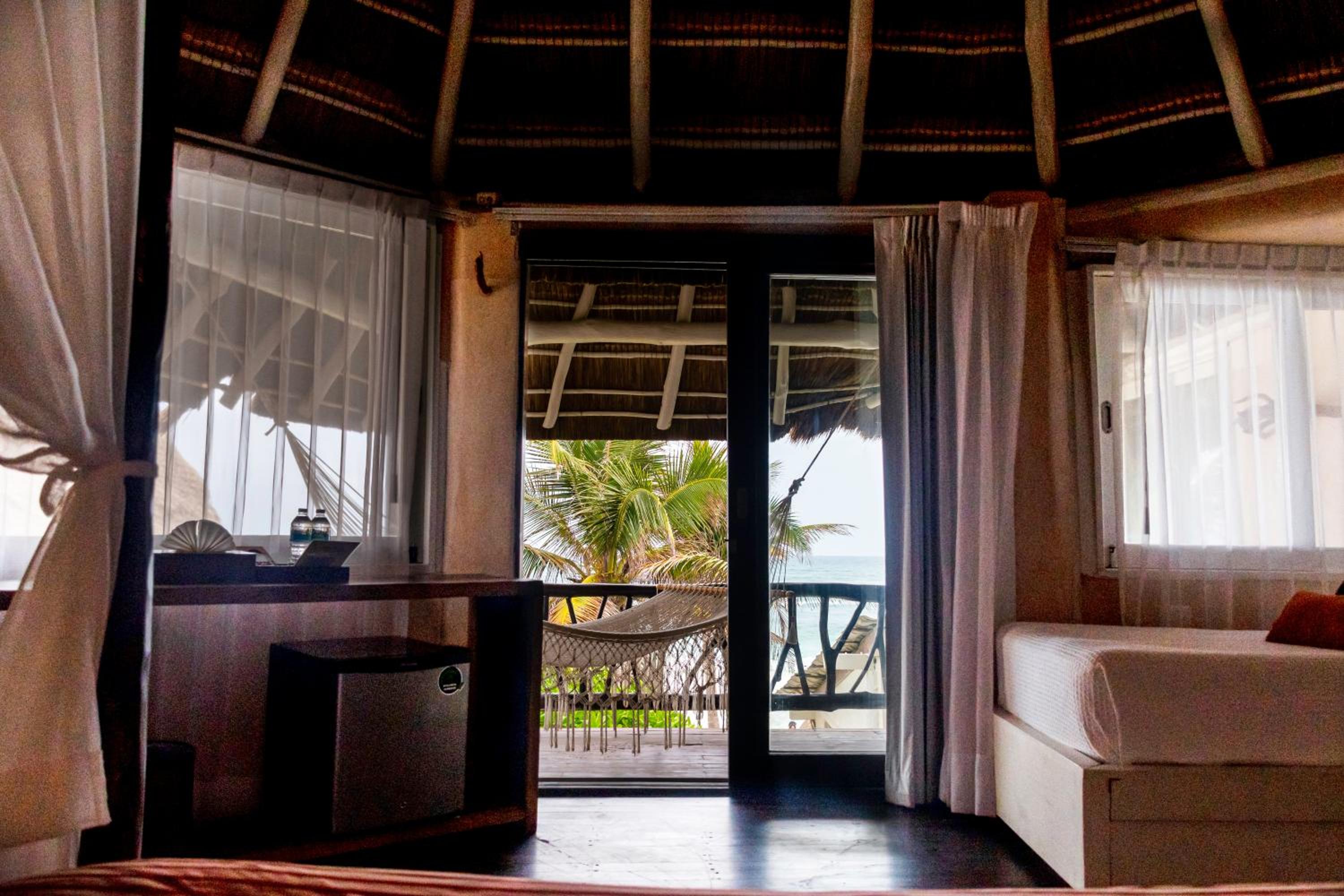 Deluxe Ocean Front - Upper Floor  - Photo 4
