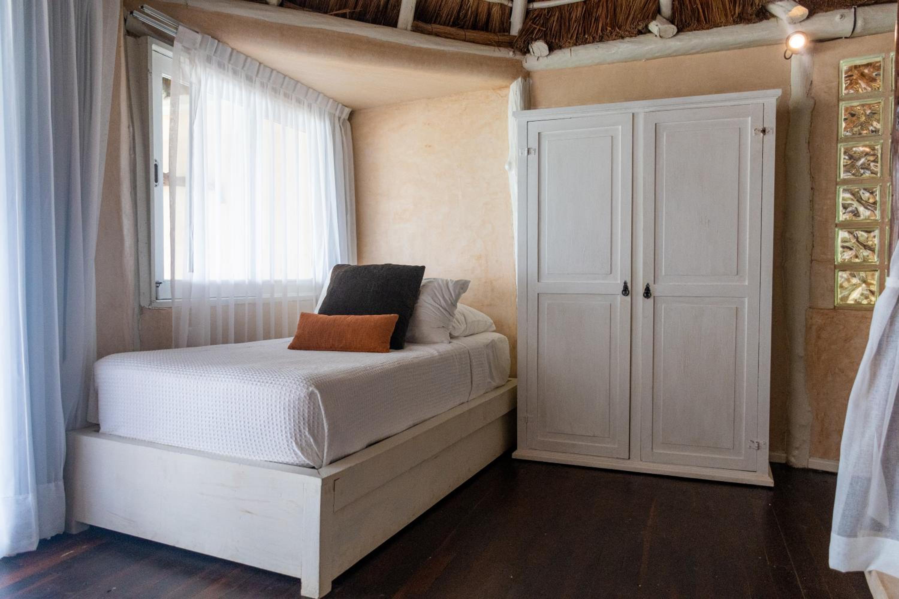 Deluxe Ocean Front - Upper Floor  - Photo 5