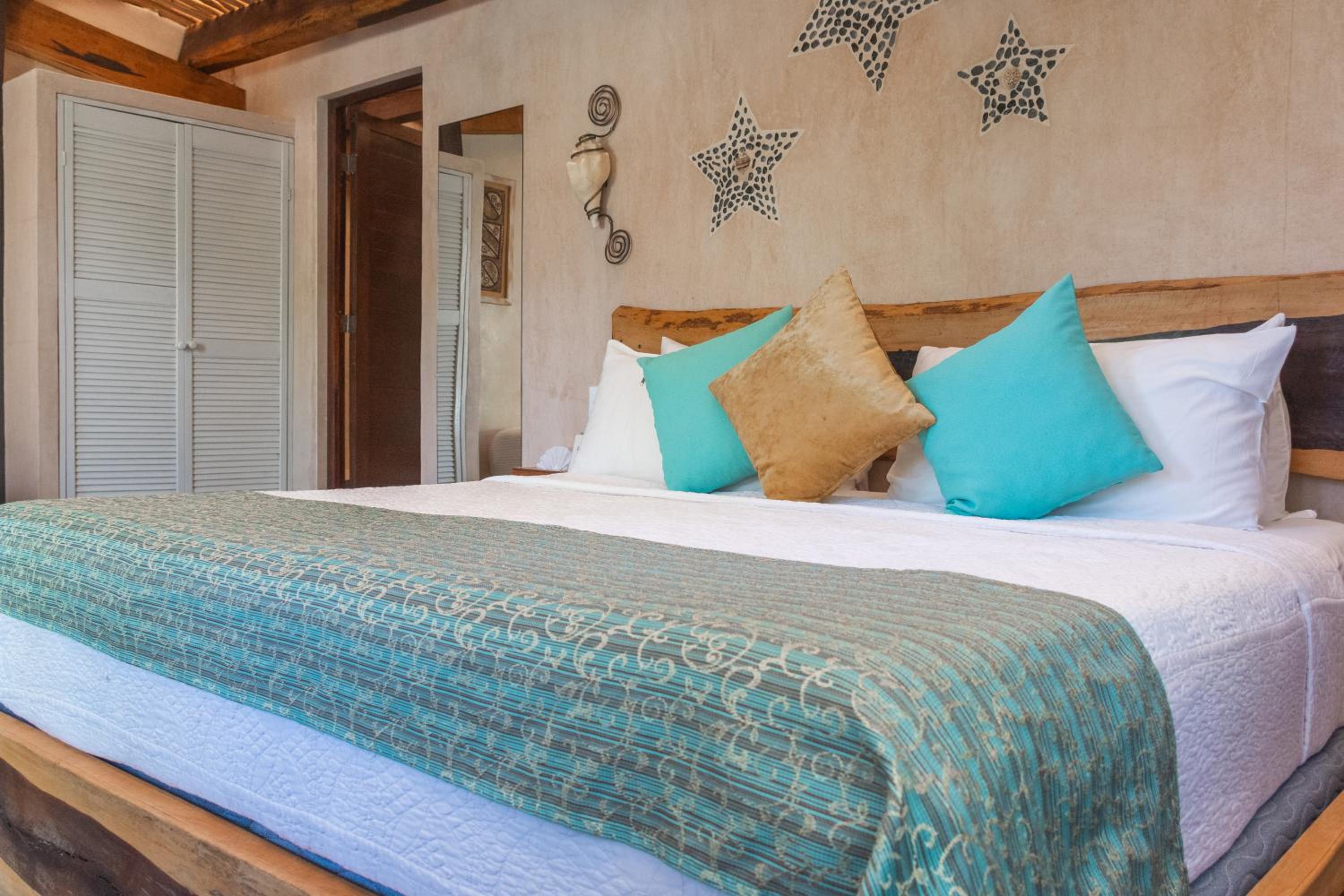Suite with Pool View - Photo 2