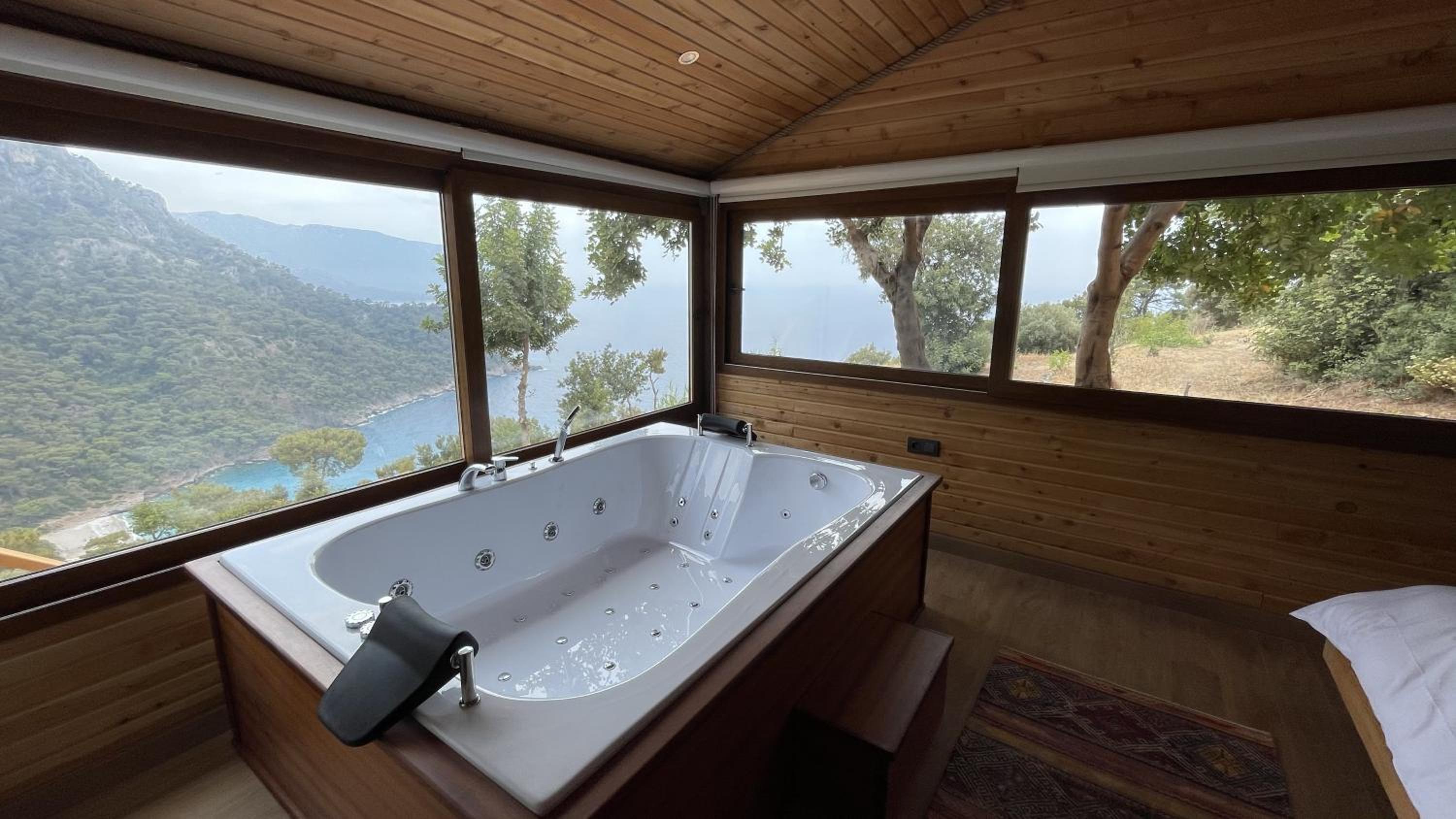 Deluxe Bungalow with Sea View - Photo 10
