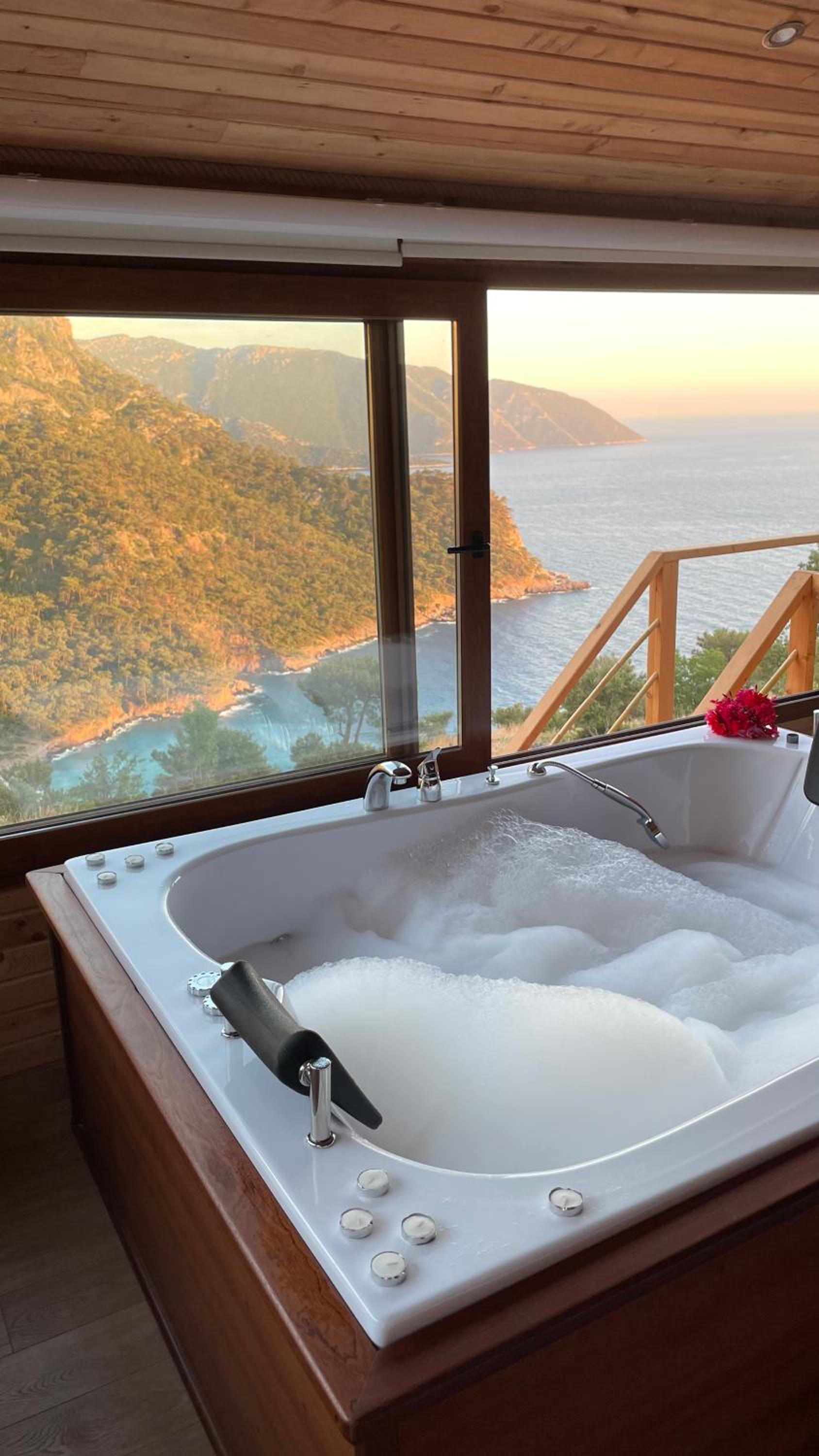 Deluxe Bungalow with Sea View - Photo 4