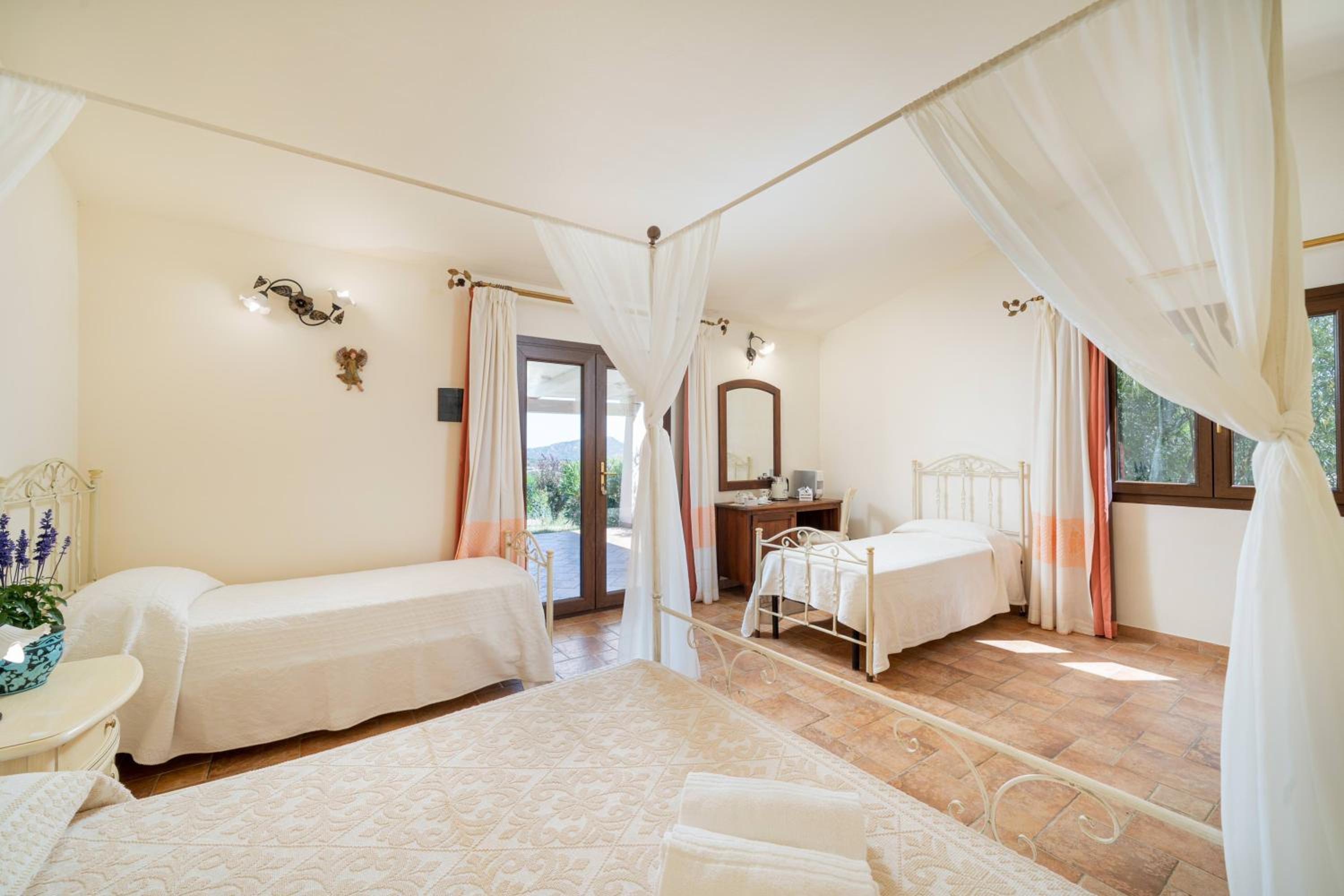 Family Room with Patio and Garden View photo 3