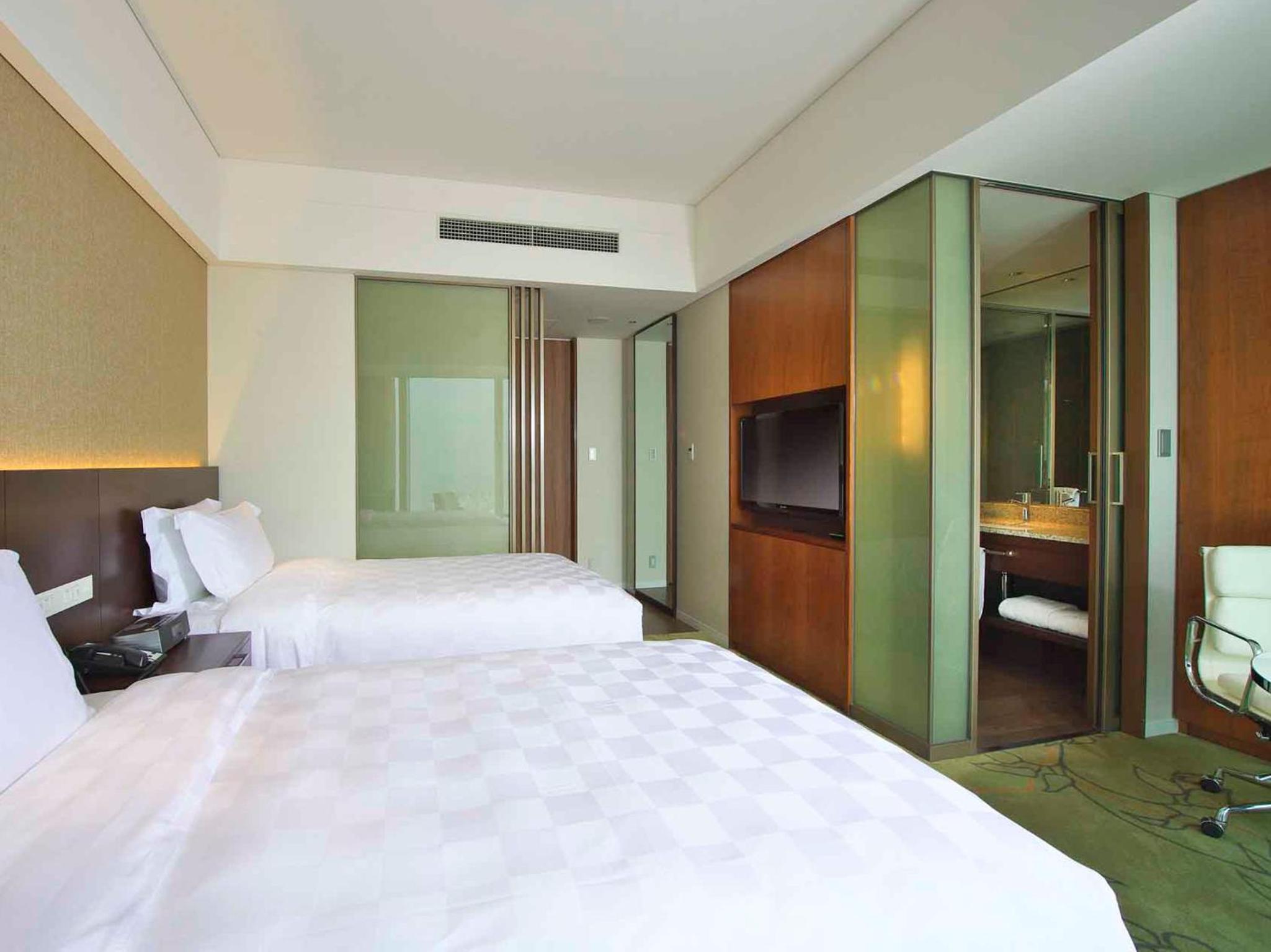 Club Twin Room with Club Lounge Access - Non-Smoking photo 3