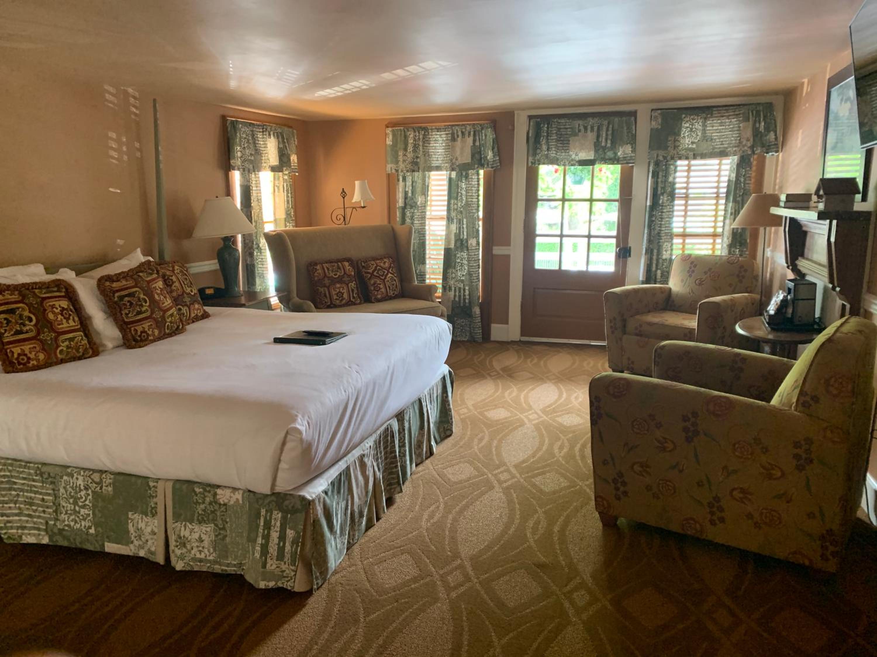 Deluxe King Room - Non-Smoking photo 3