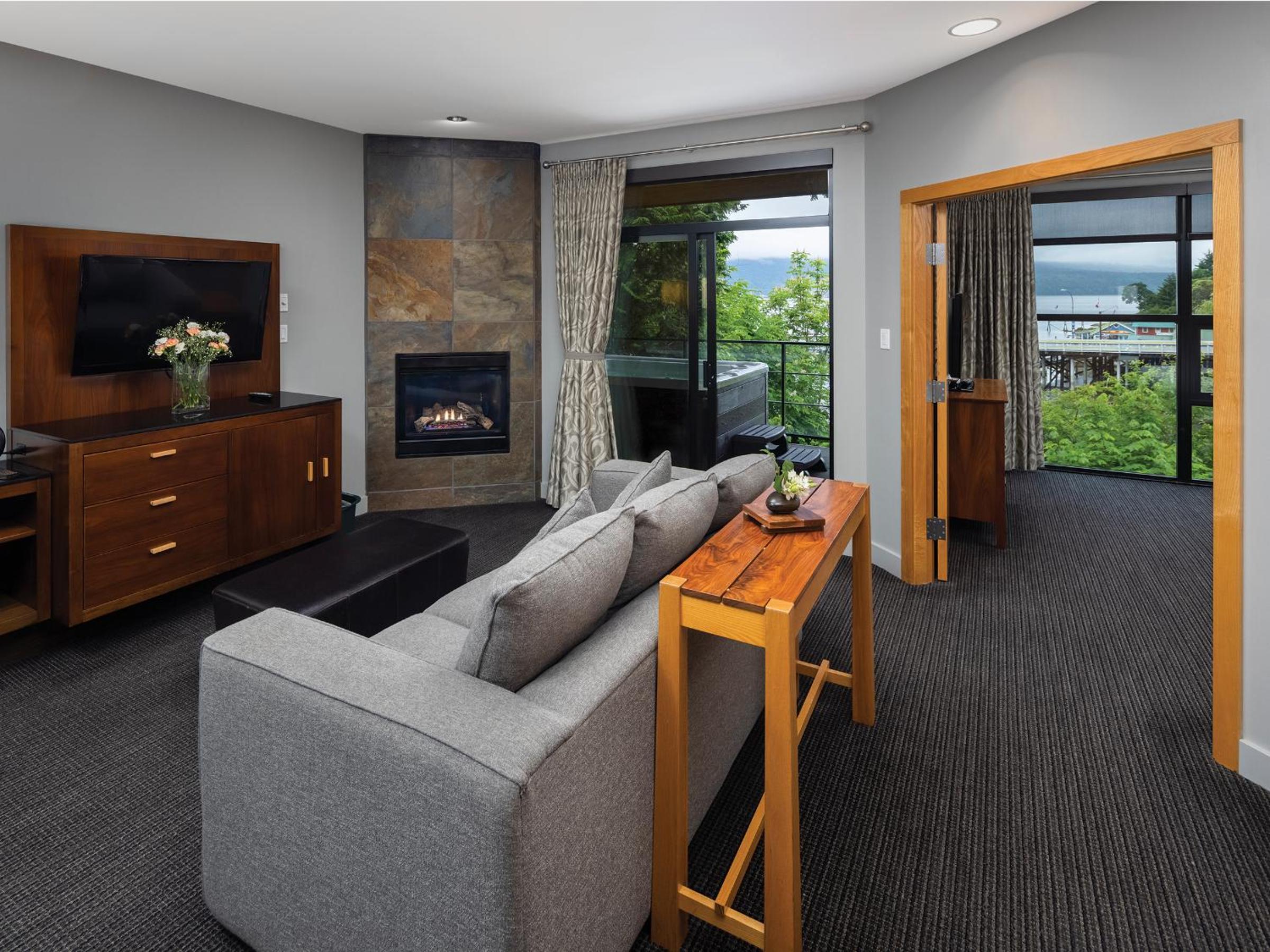 One-Bedroom King Suite with Sea View (4 Adults) - Photo 1