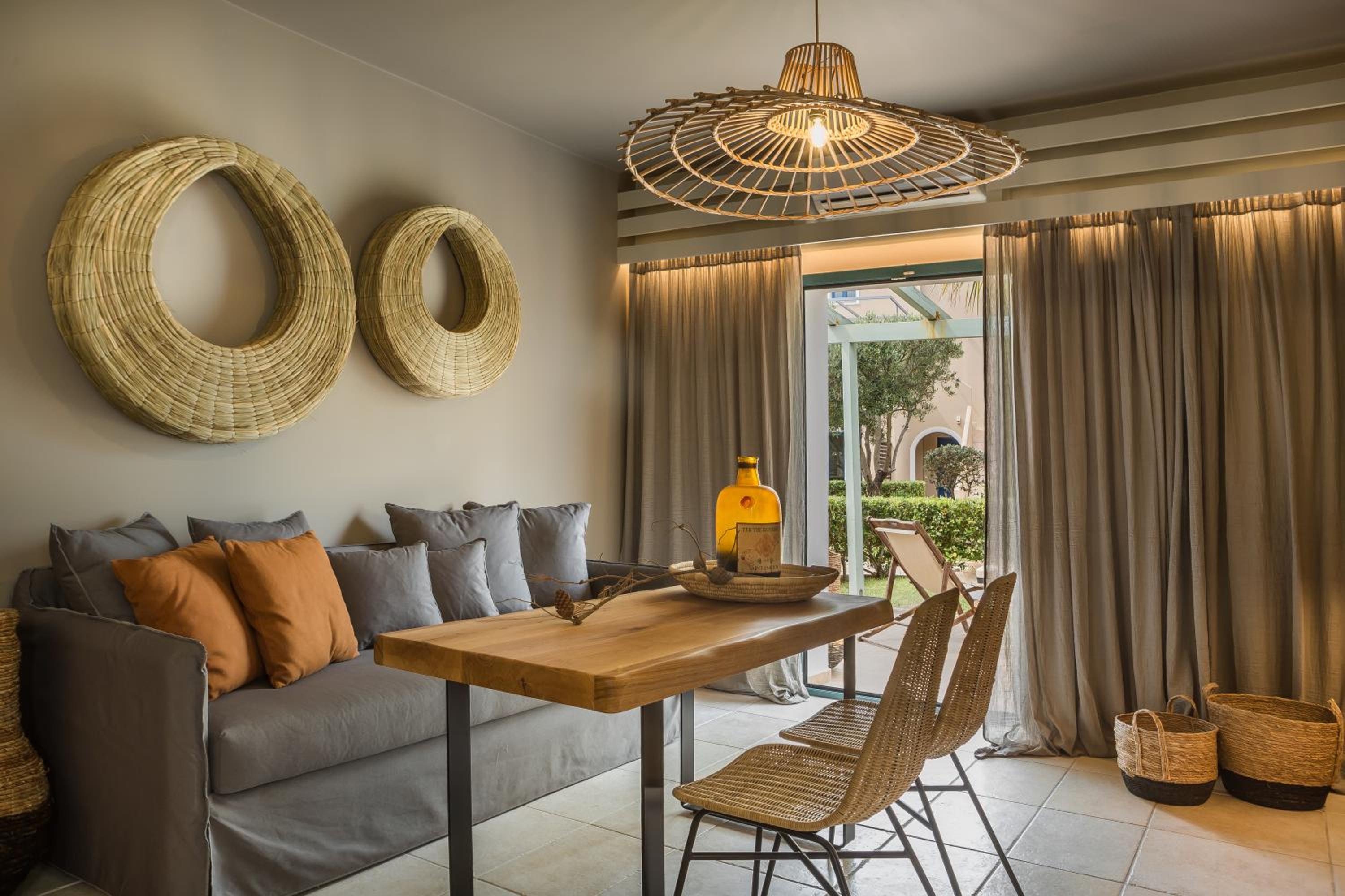 Deluxe Family Room - Photo 11