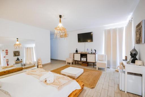 Deluxe King Room - Photo 6