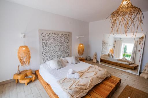 Deluxe King Room - Photo 7