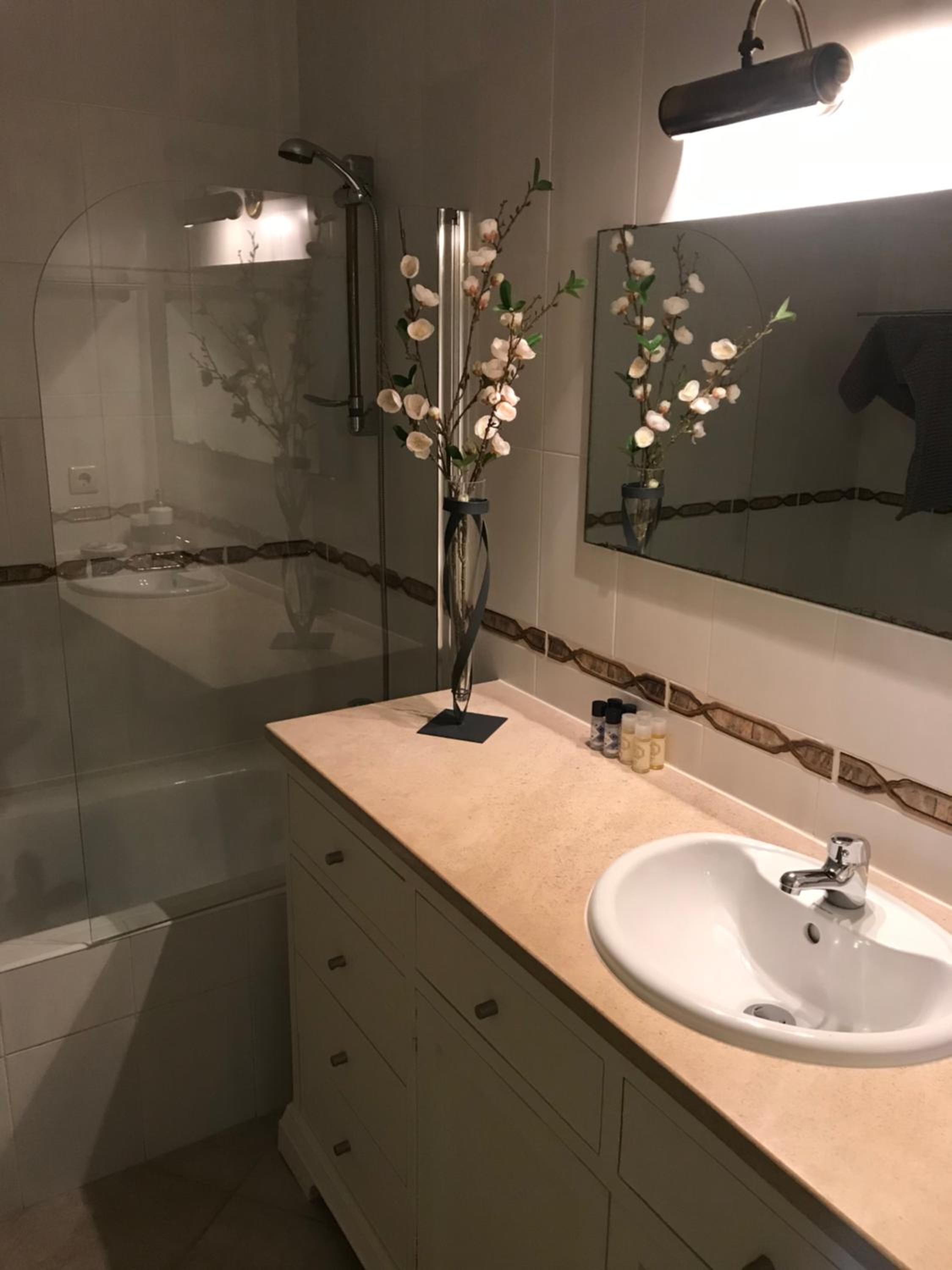 Two-Bedroom House - Photo 16