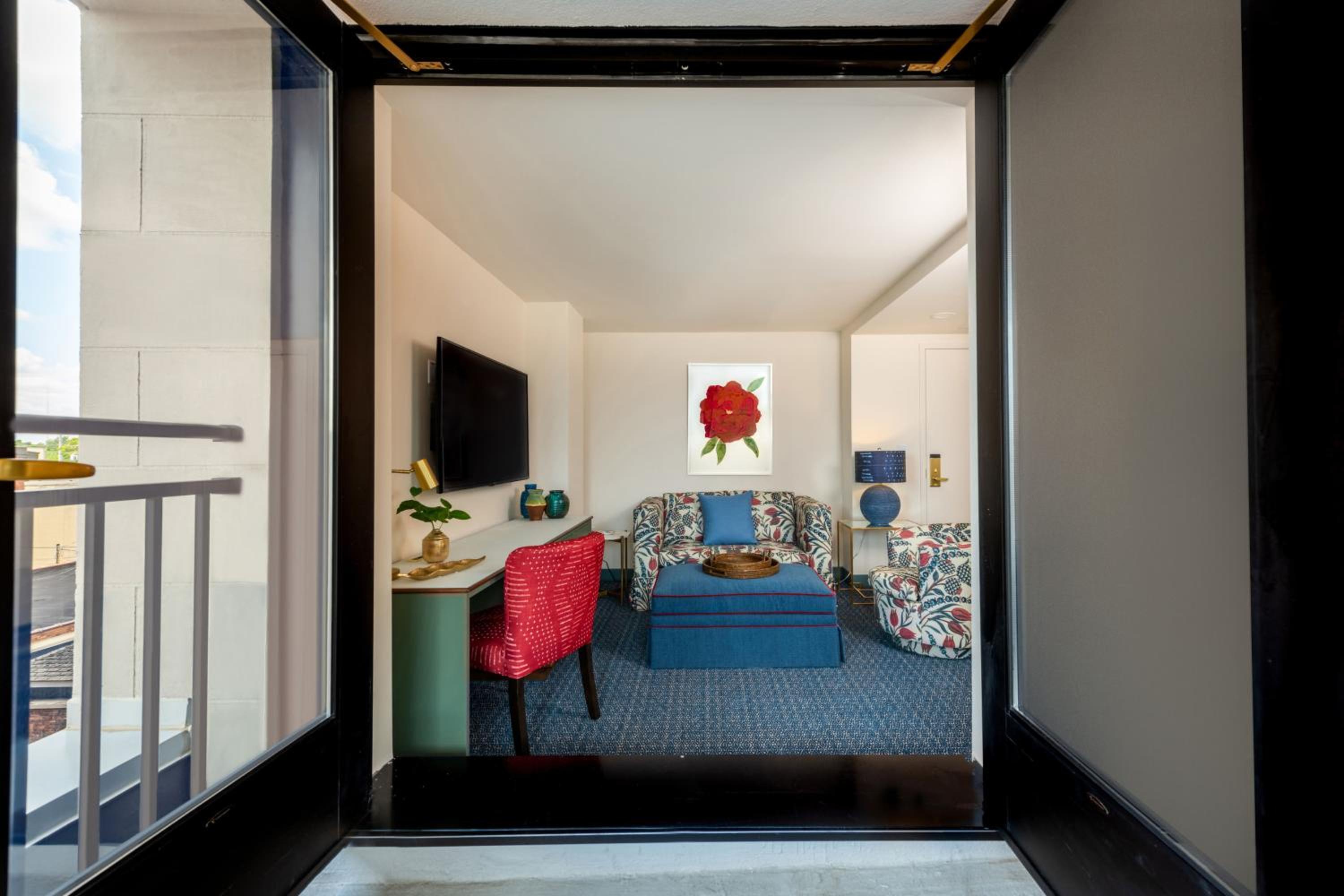 King Suite with Balcony - Photo 3