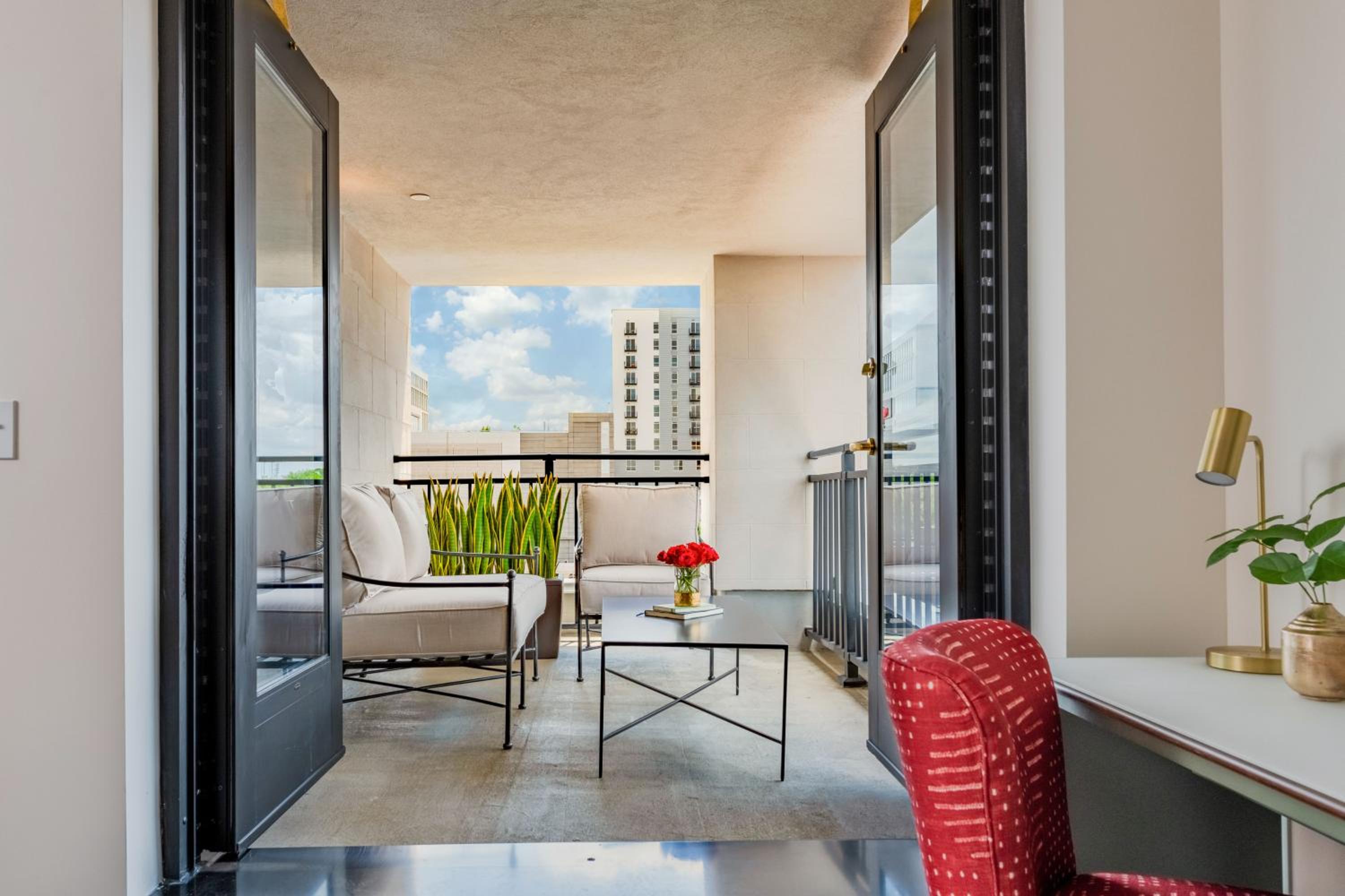 King Suite with Balcony - Photo 2