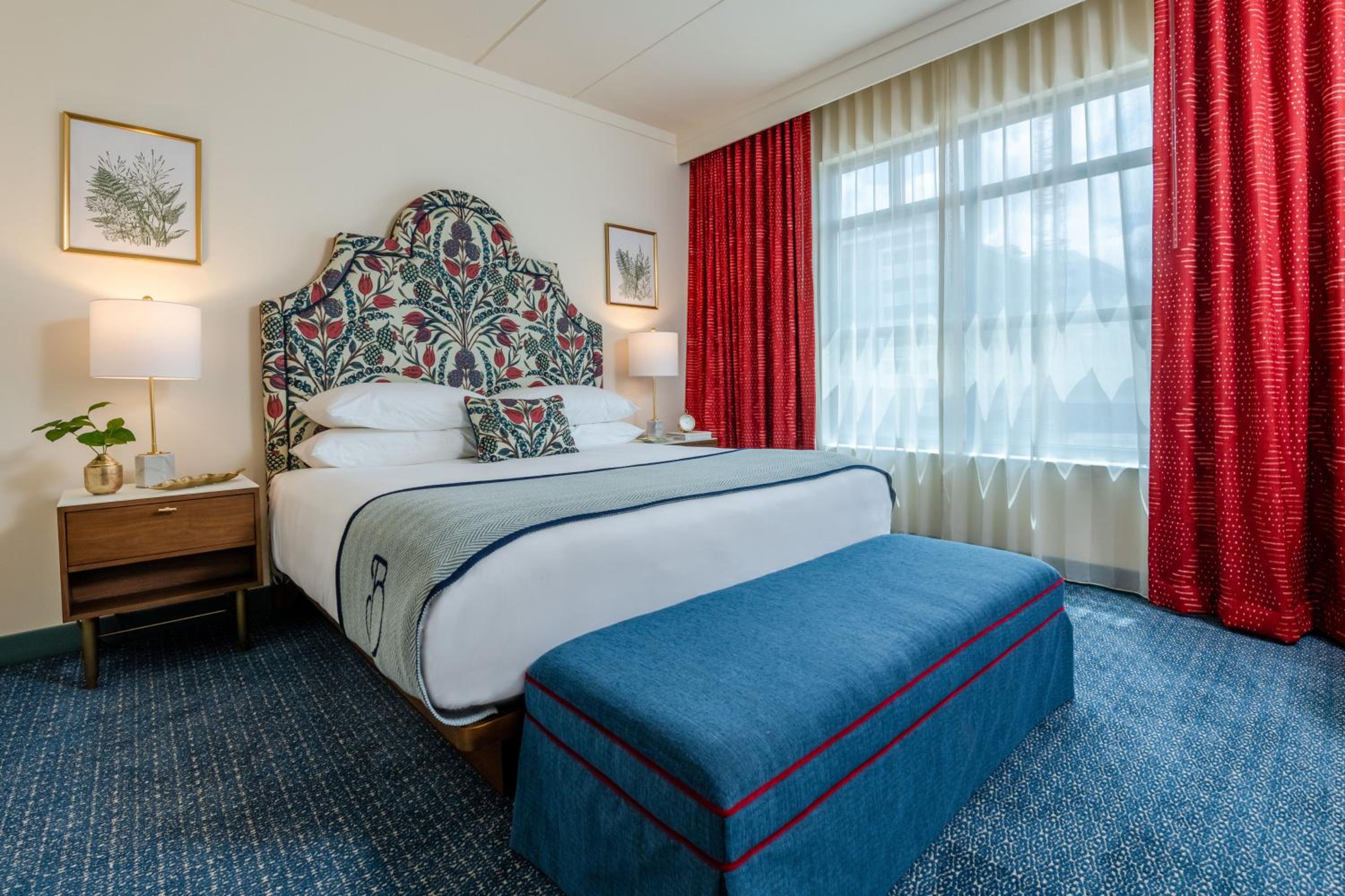 King Suite with Balcony - Photo 4