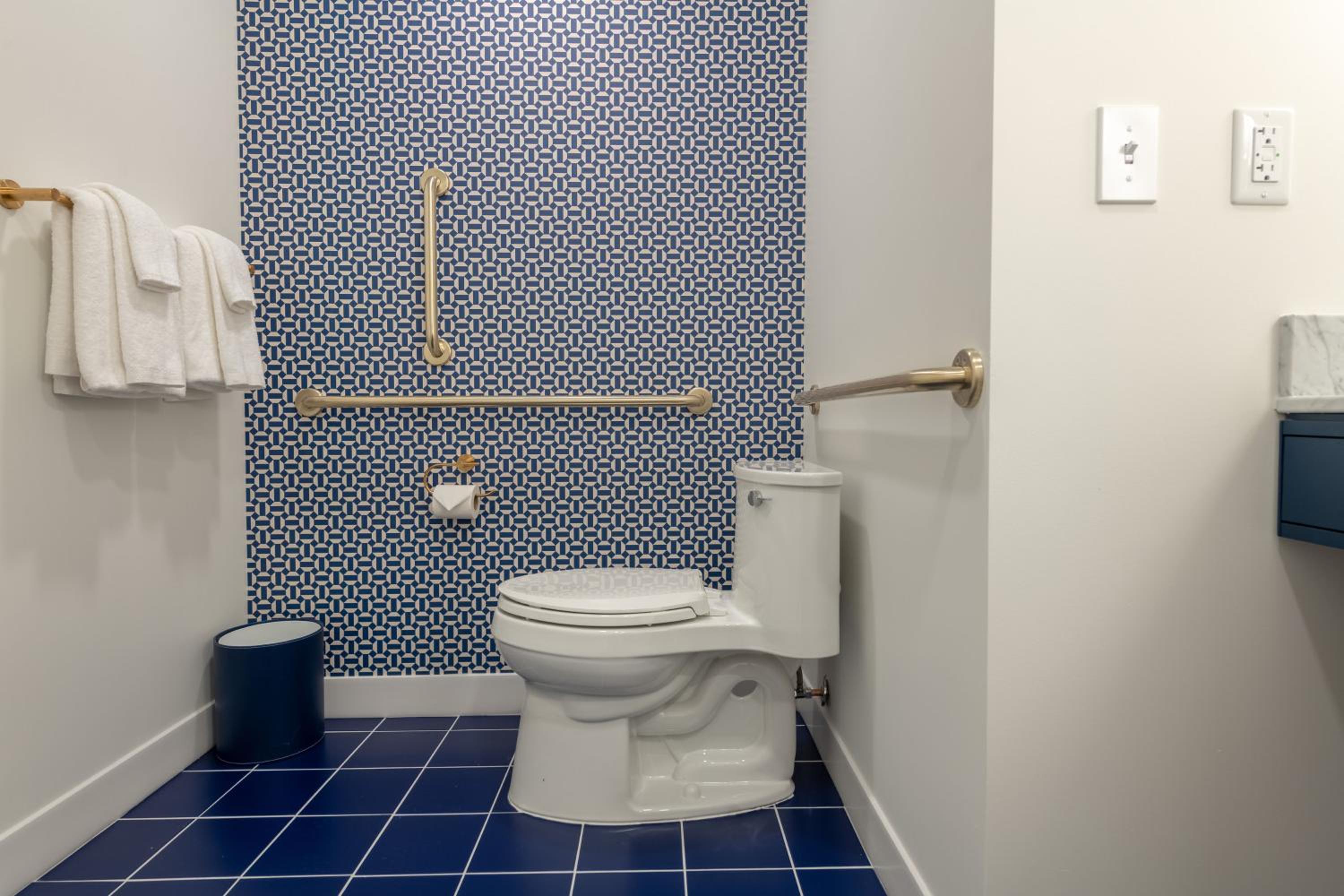 Queen Room with Two Queen Beds - Disability Access - Photo 2