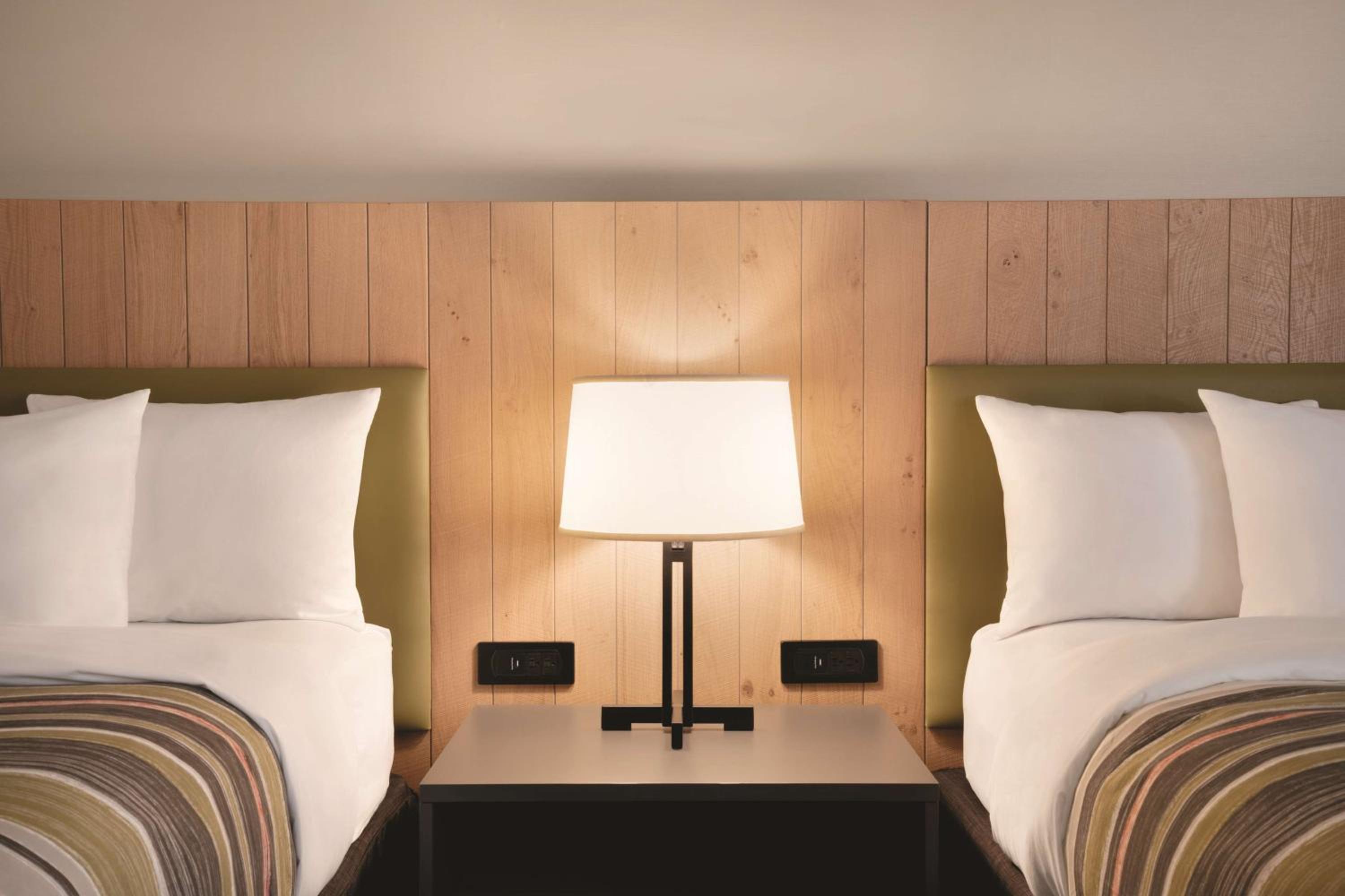 Standard Queen Room with Two Queen Beds - Non Smoking  - Photo 4