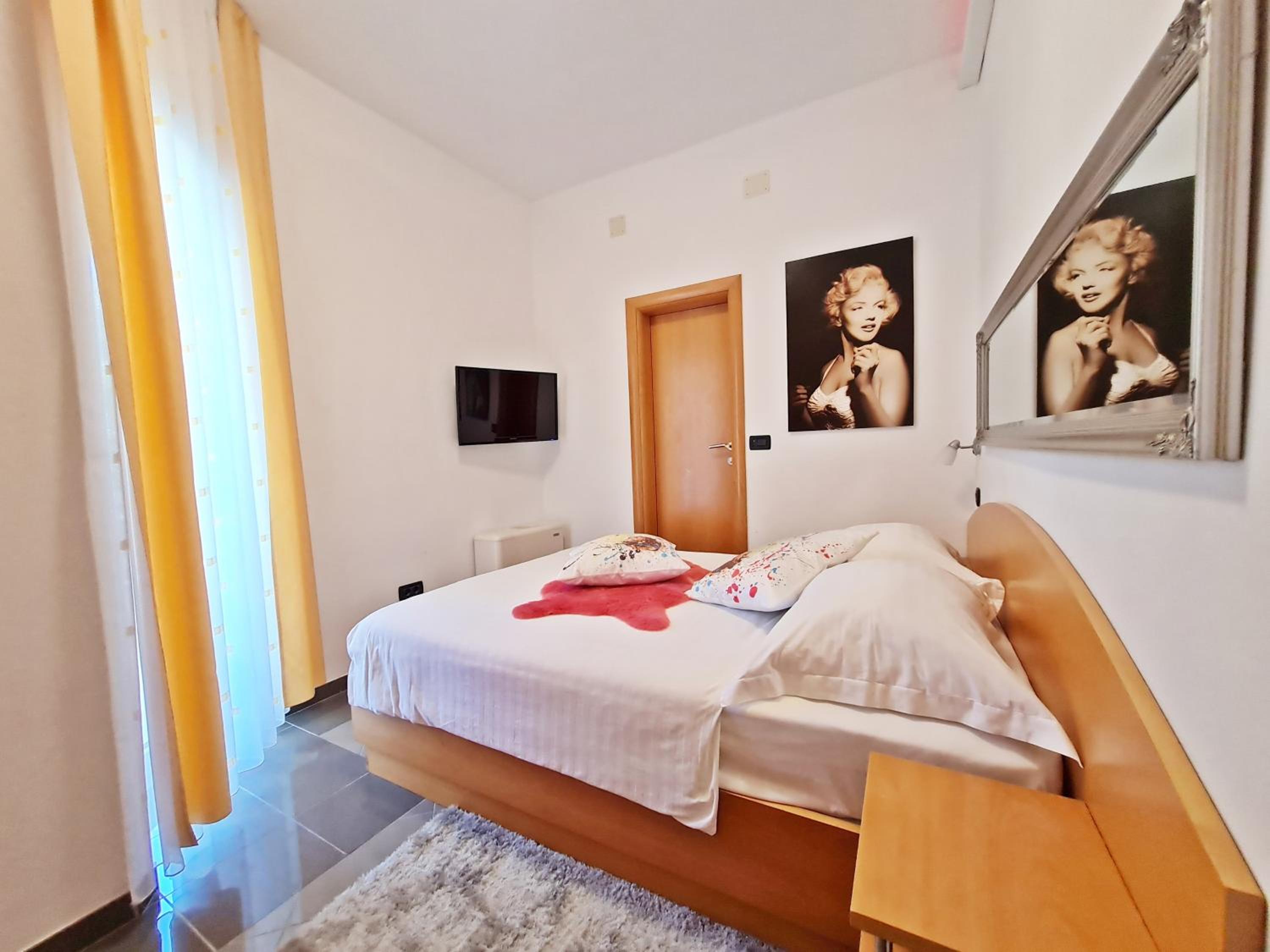 Economy Double Room with Balcony and Garden View photo 1
