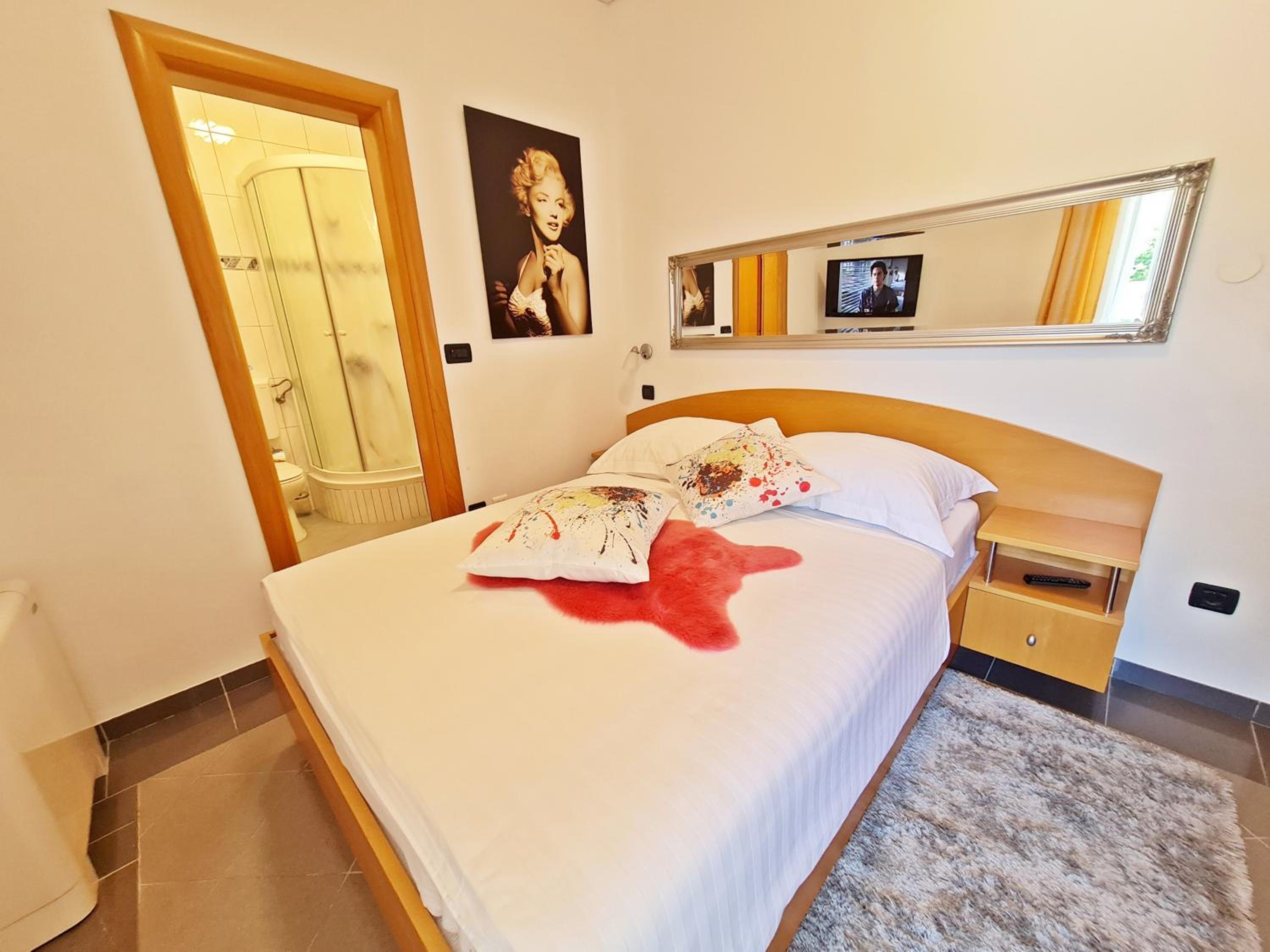 Economy Double Room with Balcony and Garden View photo 3