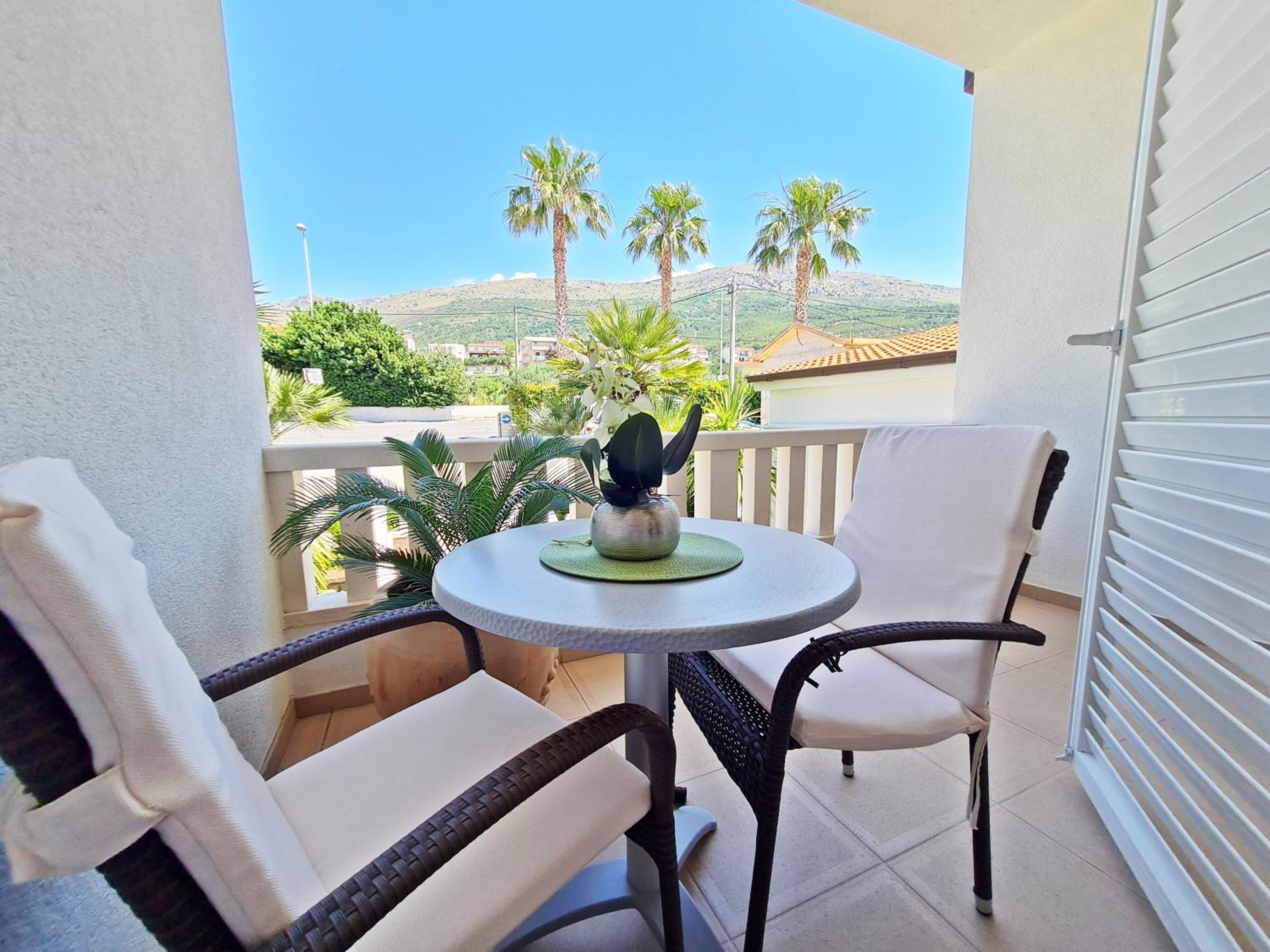 Economy Double Room with Balcony and Garden View photo 2