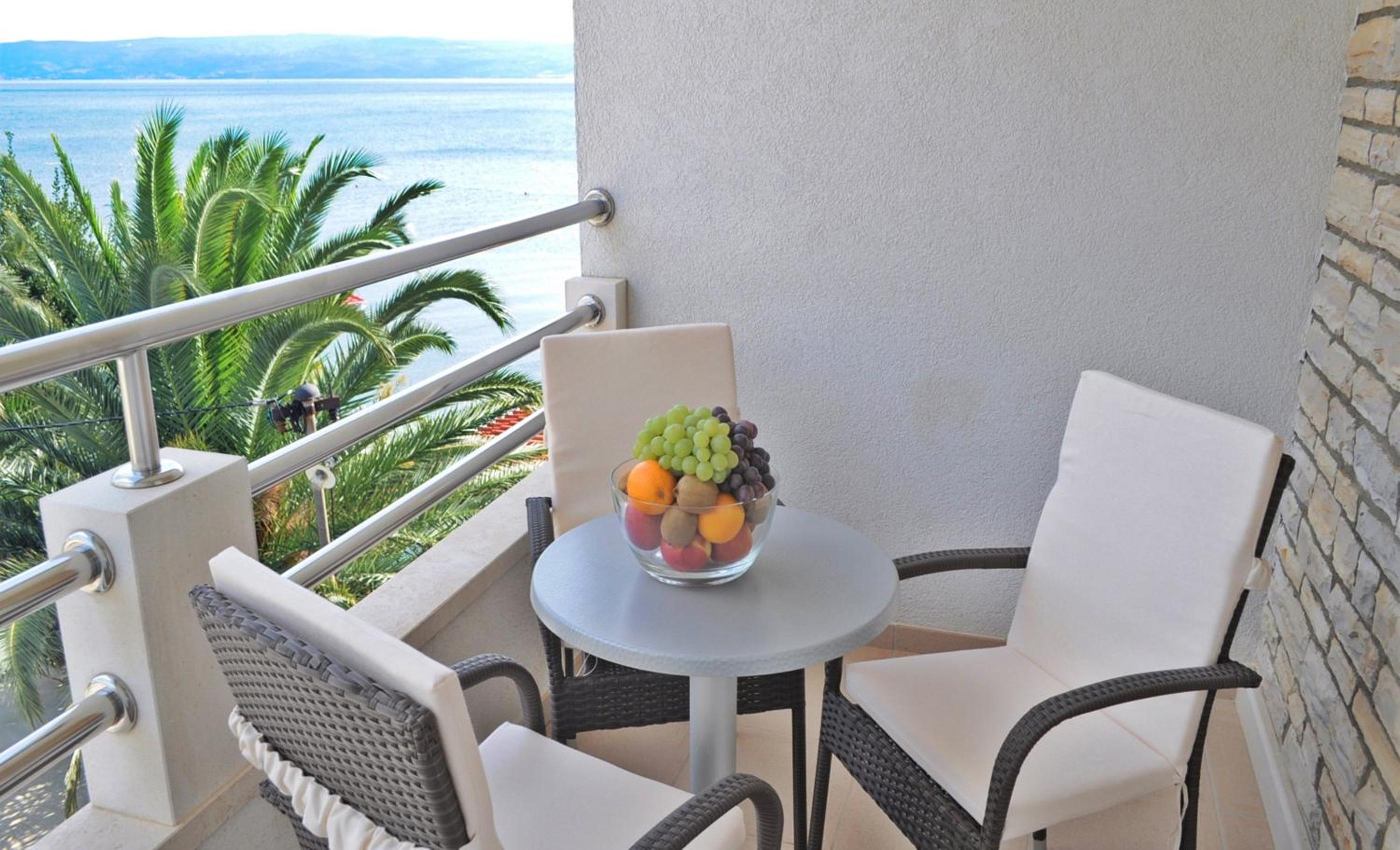 Suite with Balcony and Sea View - Photo 8