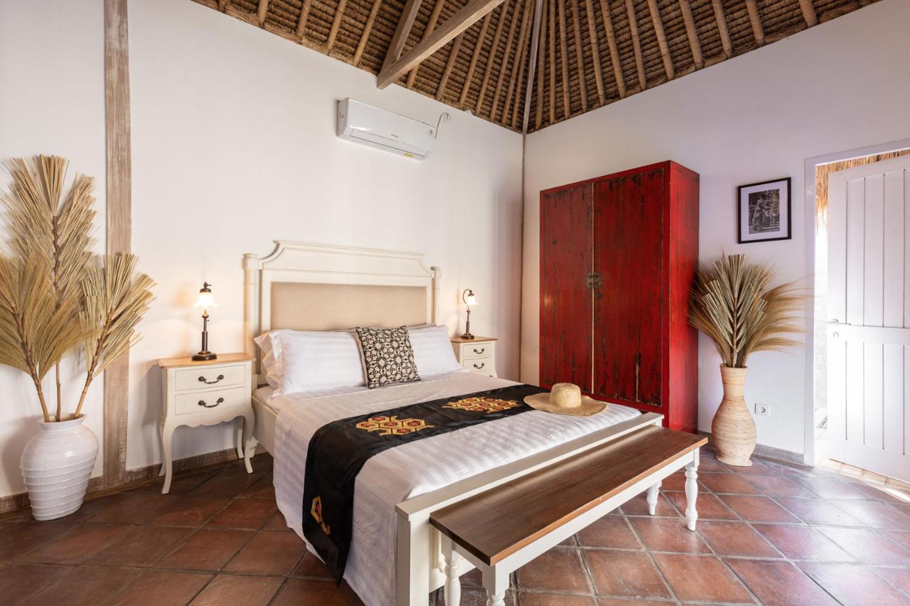 Villa with Private Pool - Photo 16