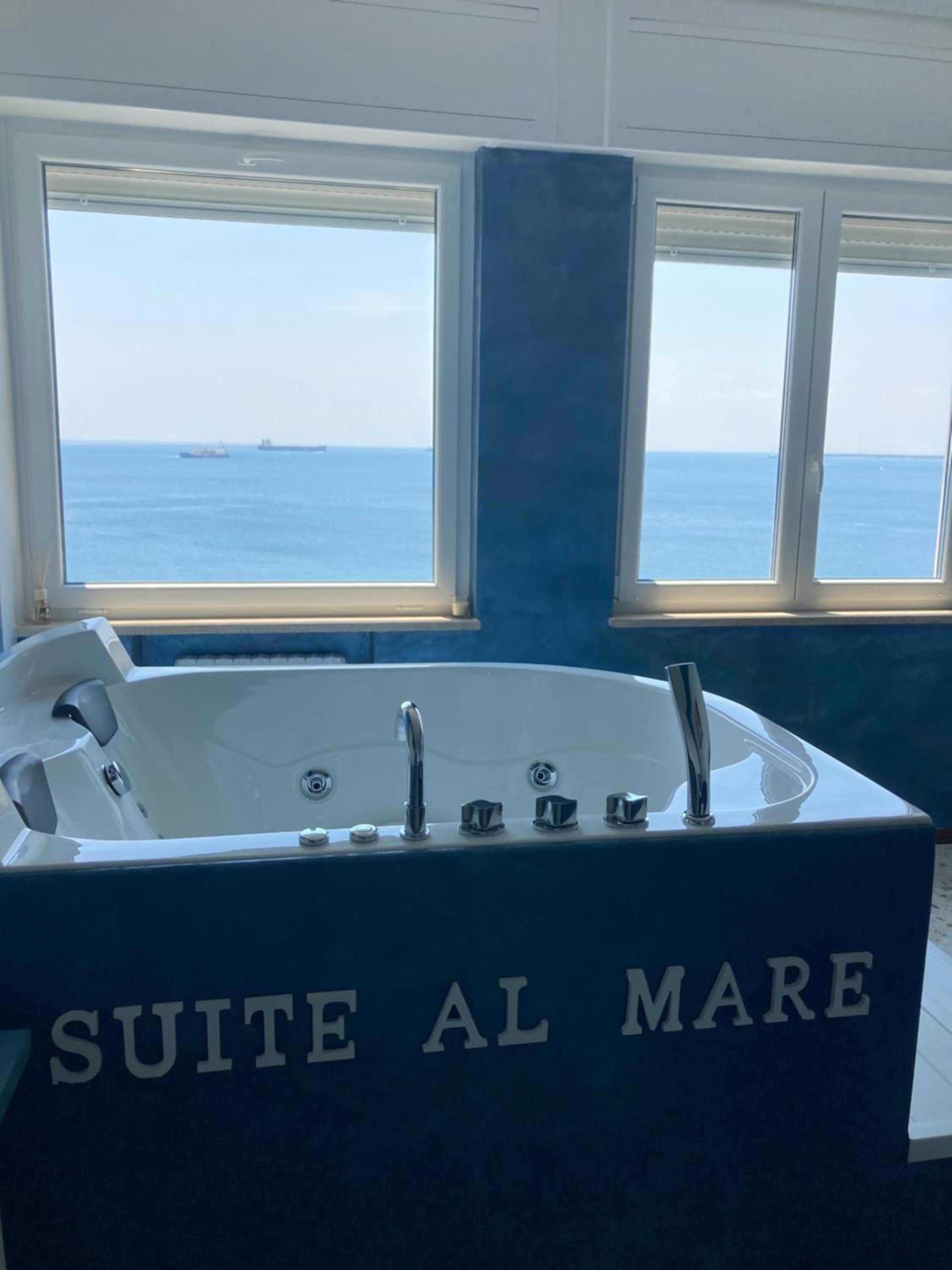 King Room with Spa Bath - Photo 8
