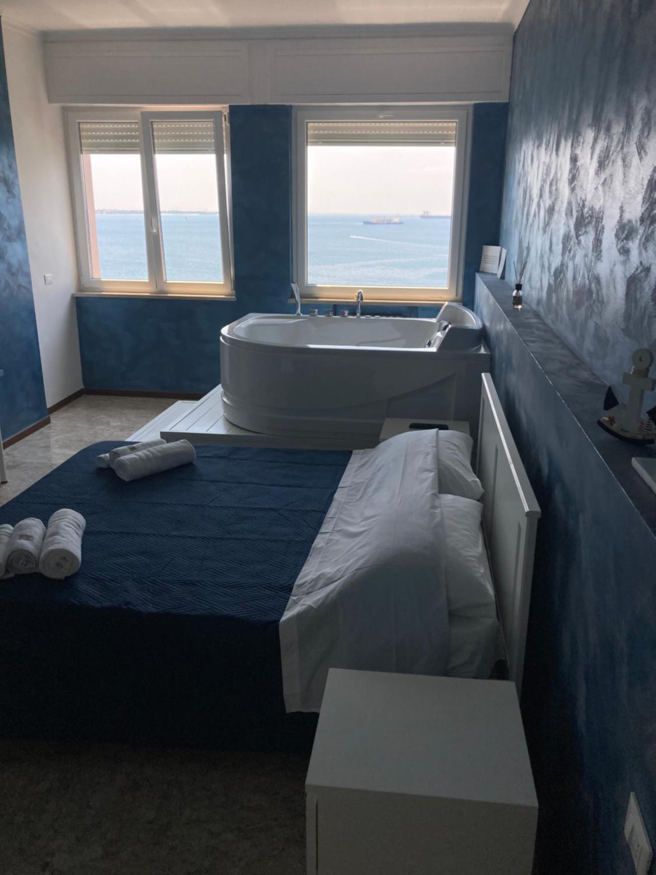 King Room with Spa Bath - Photo 2