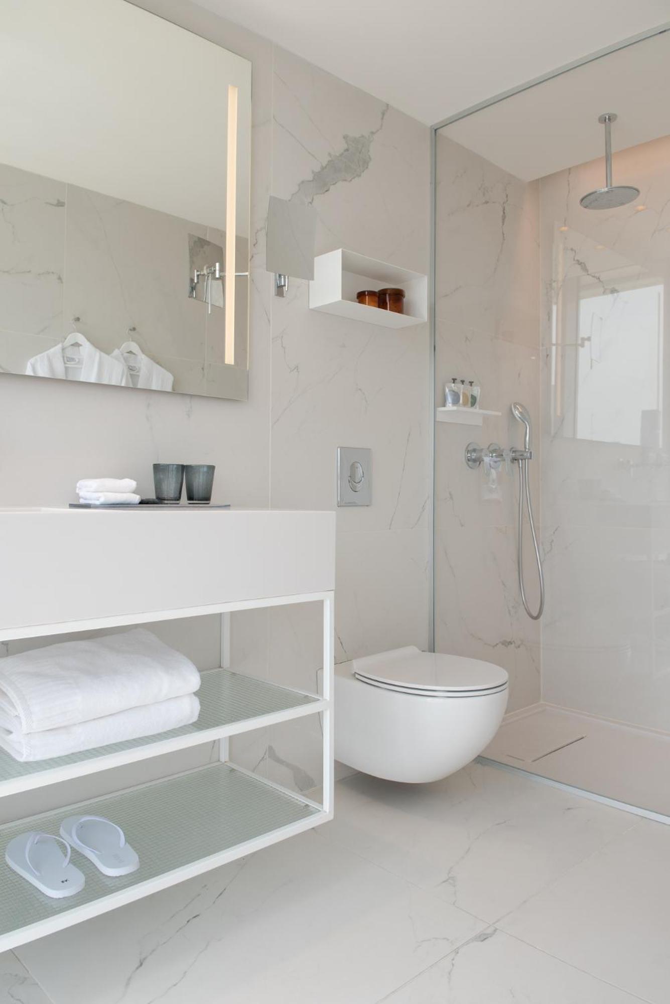 Deluxe Double Room with Standing Balcony - Photo 6
