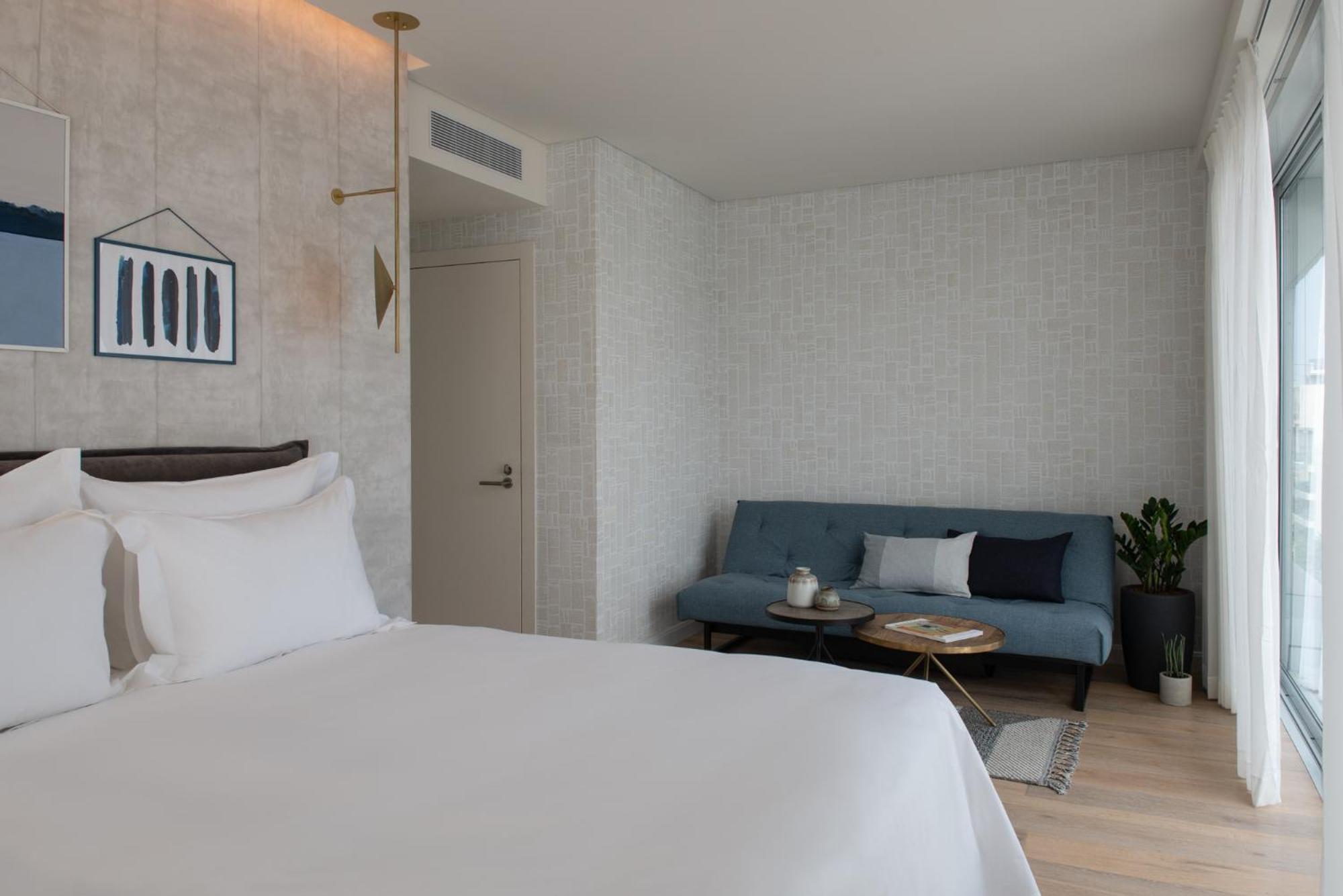  Deluxe Triple Room with Standing Balcony - Photo 4