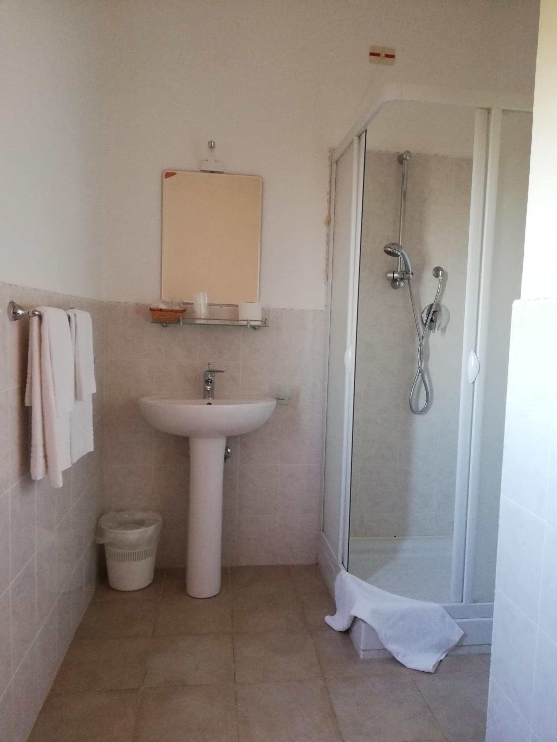 Double Room - Photo 9