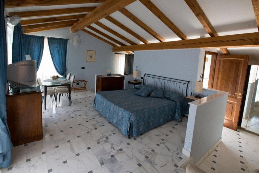 Suite - Photo 9