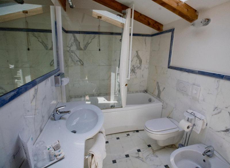 Suite - Photo 10