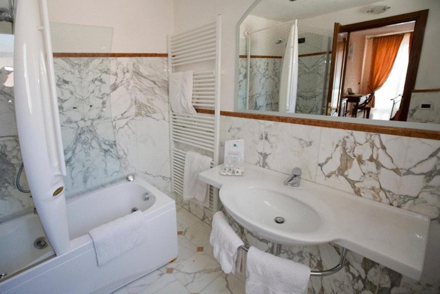 Deluxe Double Room - Photo 11
