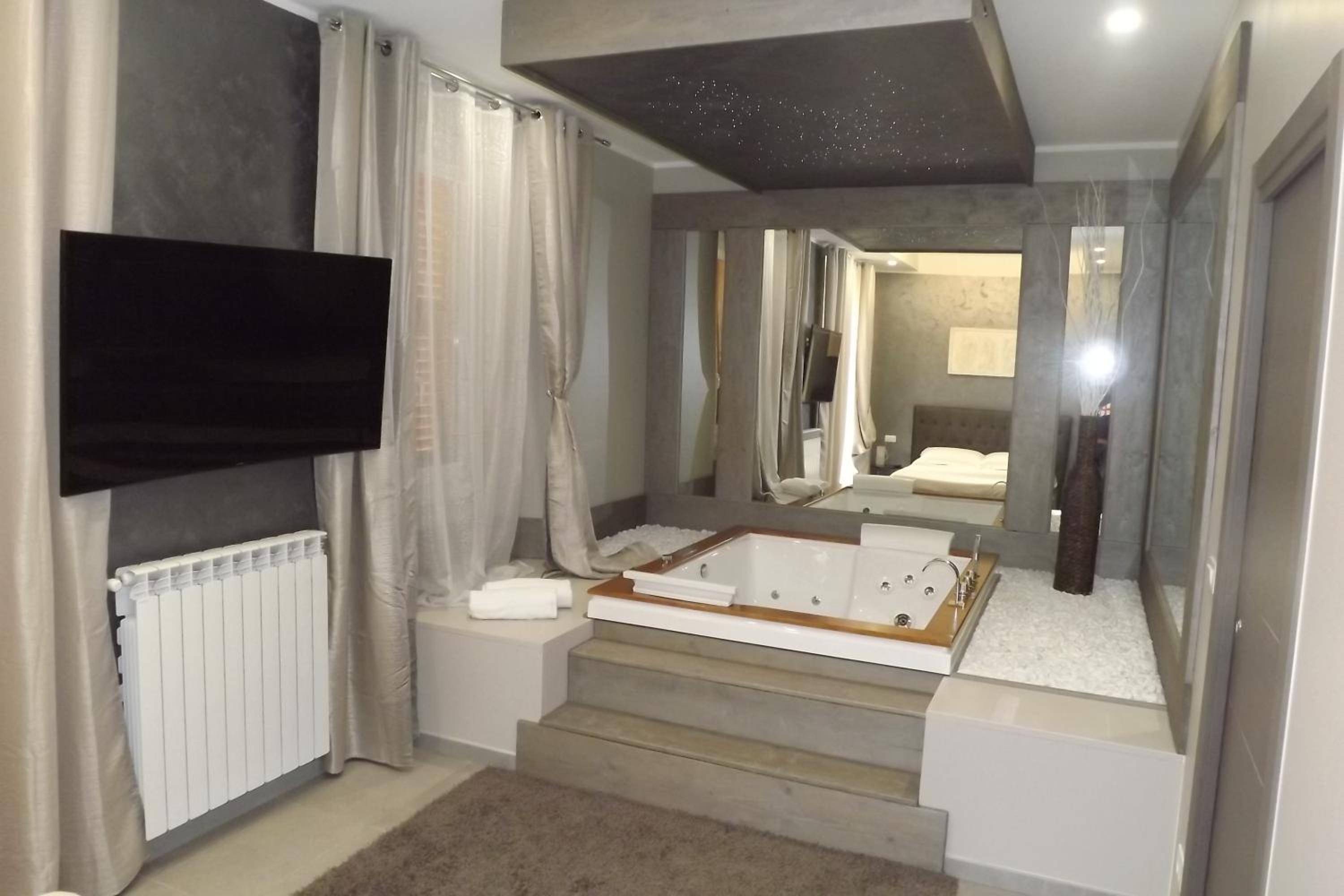 One-Bedroom Apartment - Photo 5