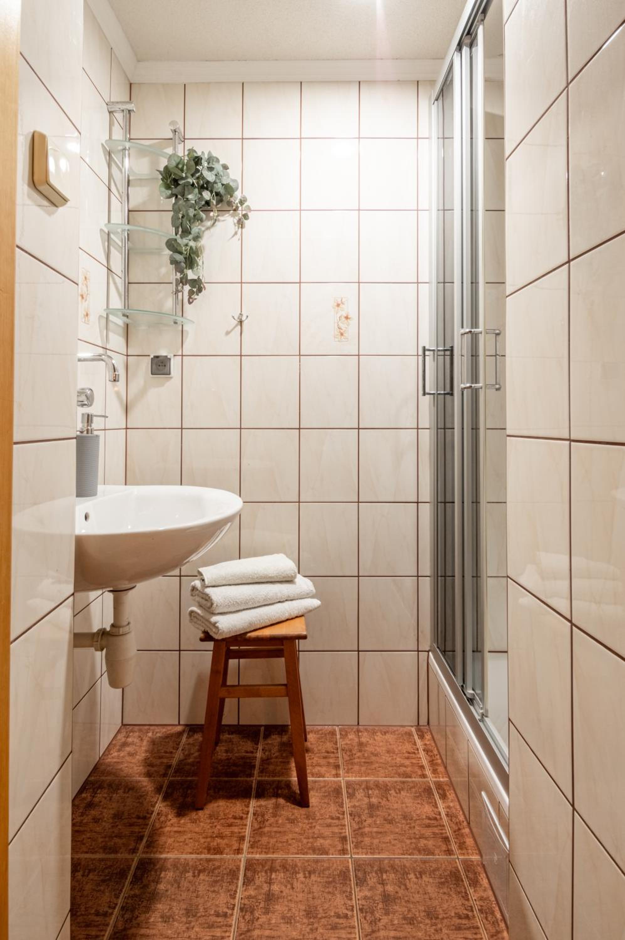 Twin Room with Private Bathroom - Photo 2