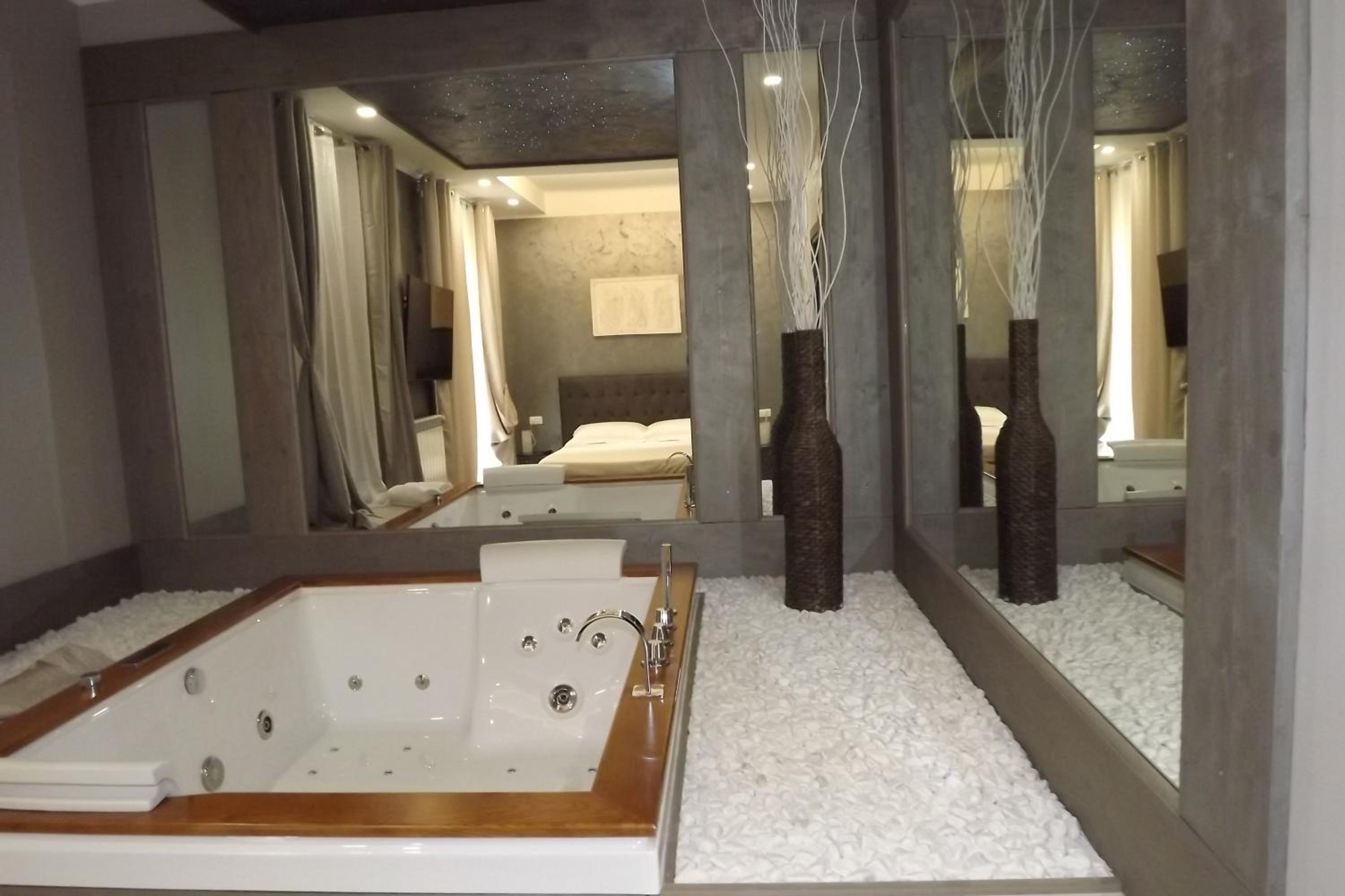 One-Bedroom Apartment - Photo 11
