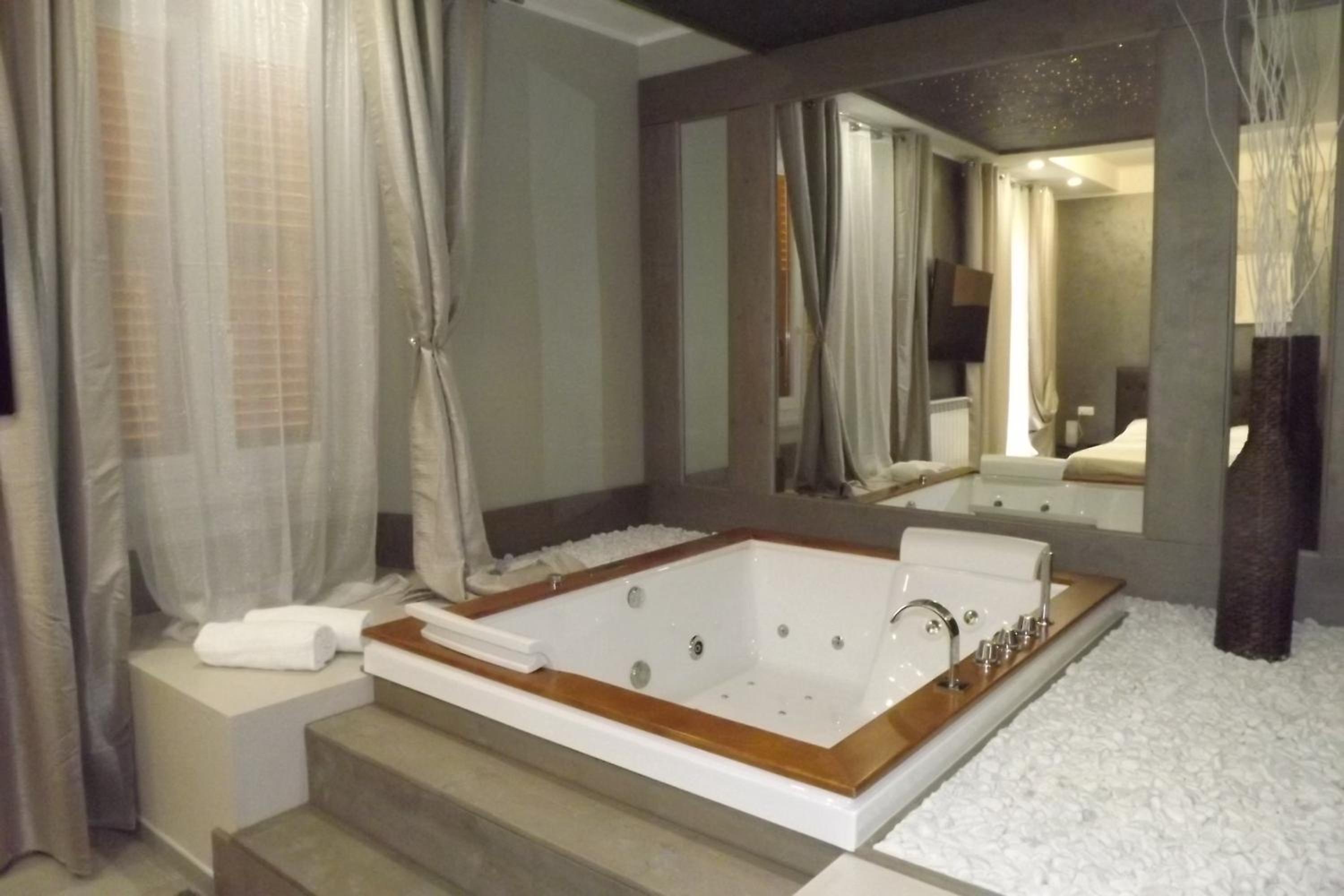 One-Bedroom Apartment - Photo 12
